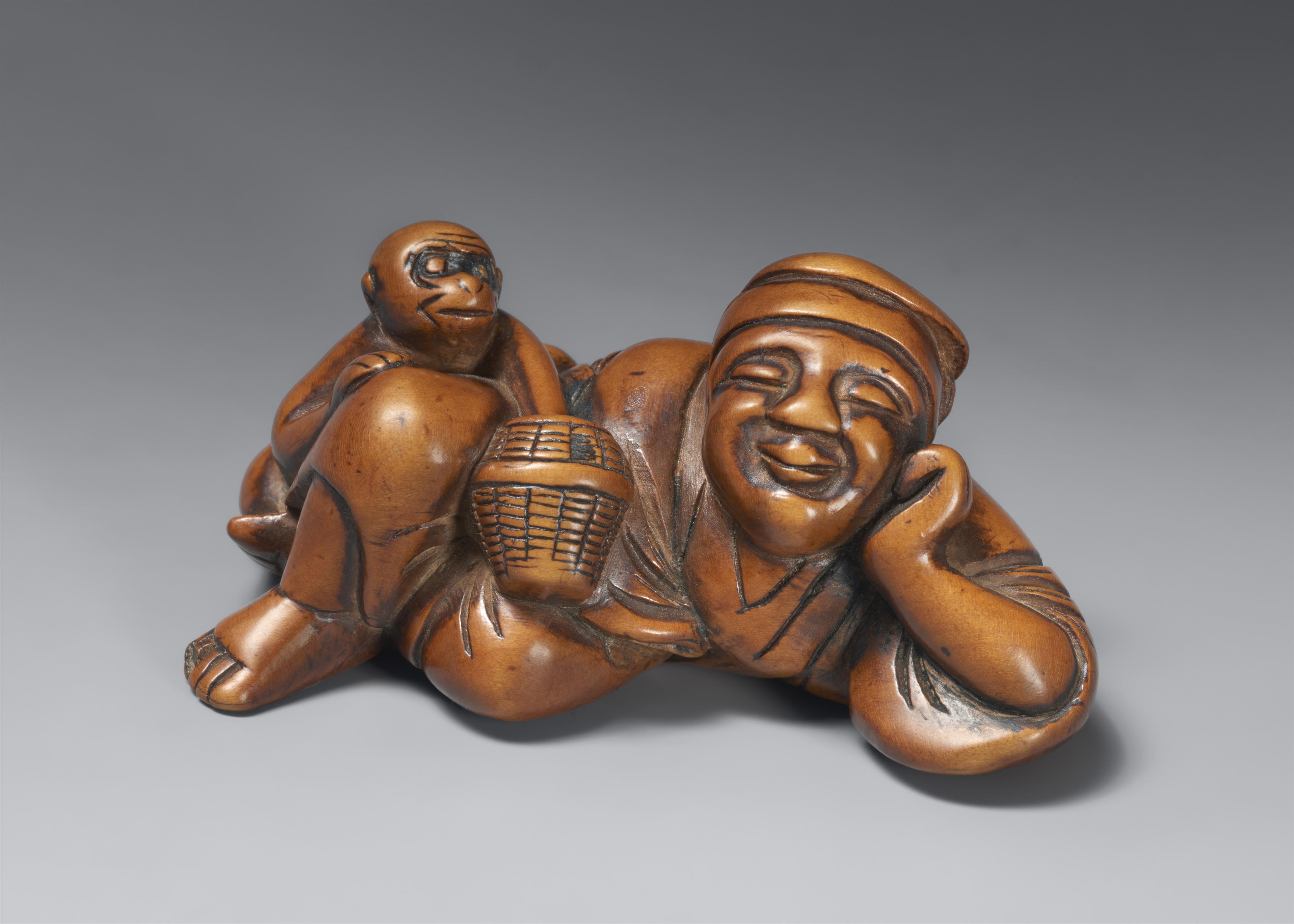 A large boxwood netsuke of a sleeping sarumawashi. Around 1800 - image-1