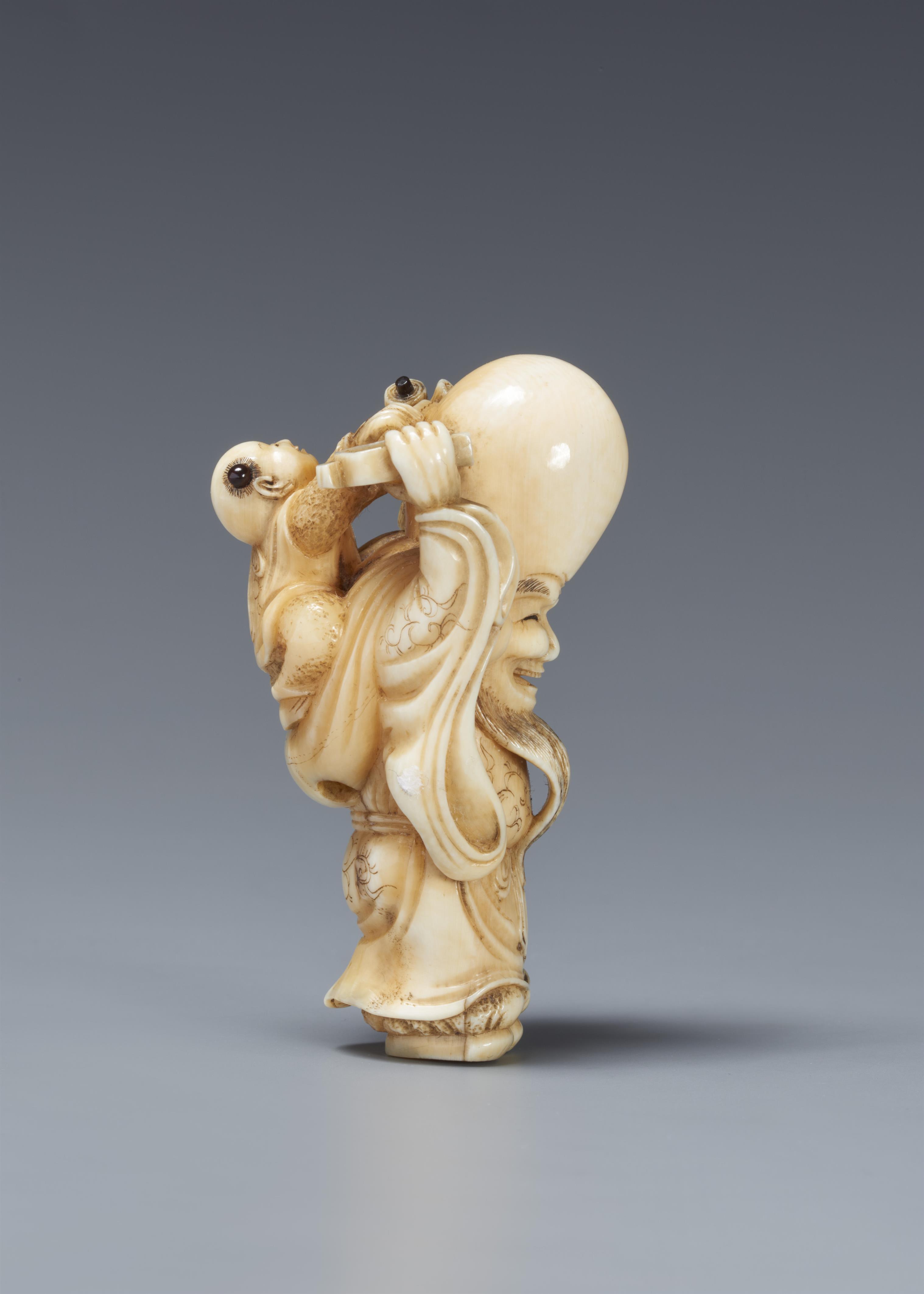 An amusing ivory netsuke of Fukurokuju and karako. 19th century - image-4