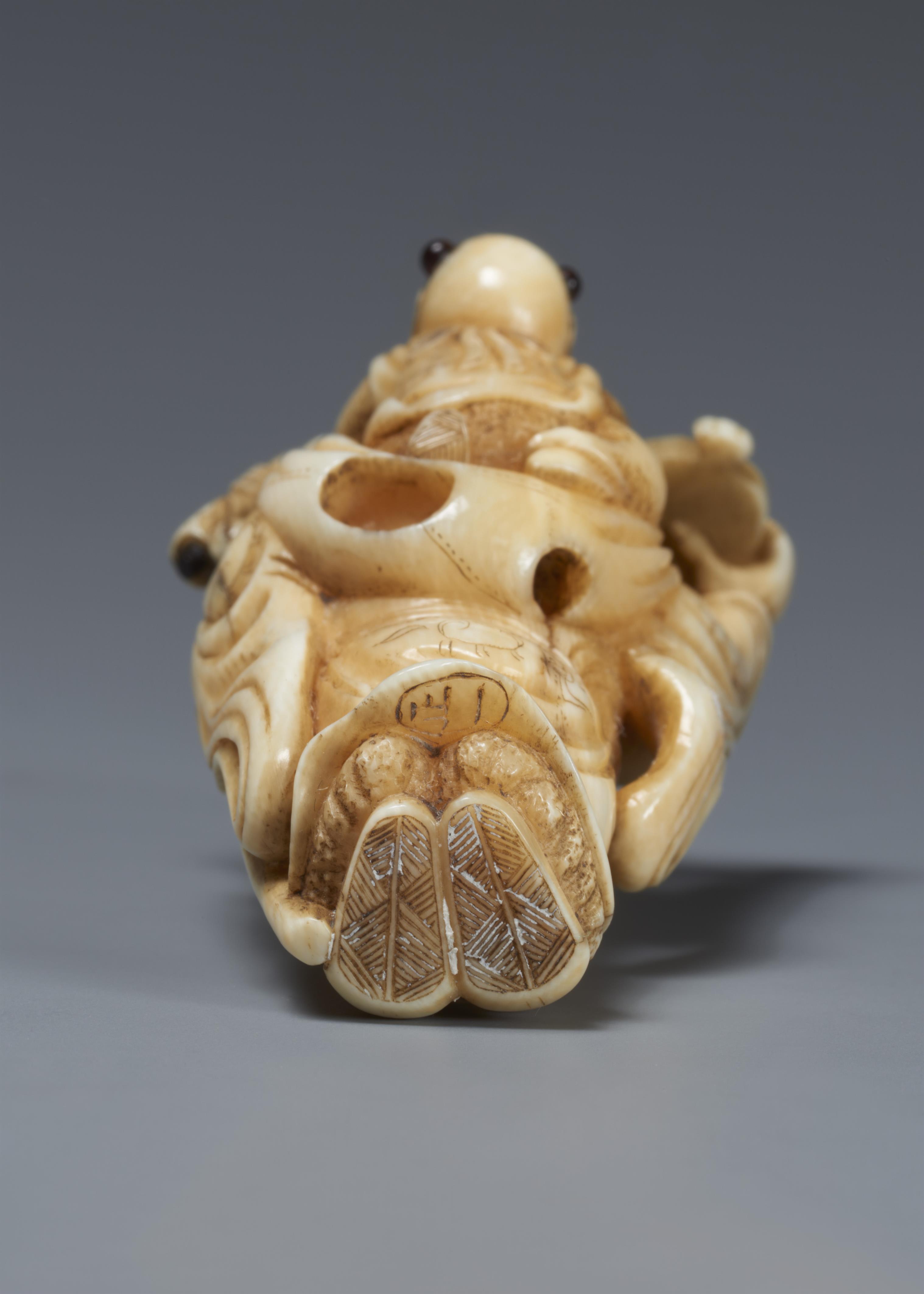 An amusing ivory netsuke of Fukurokuju and karako. 19th century - image-5