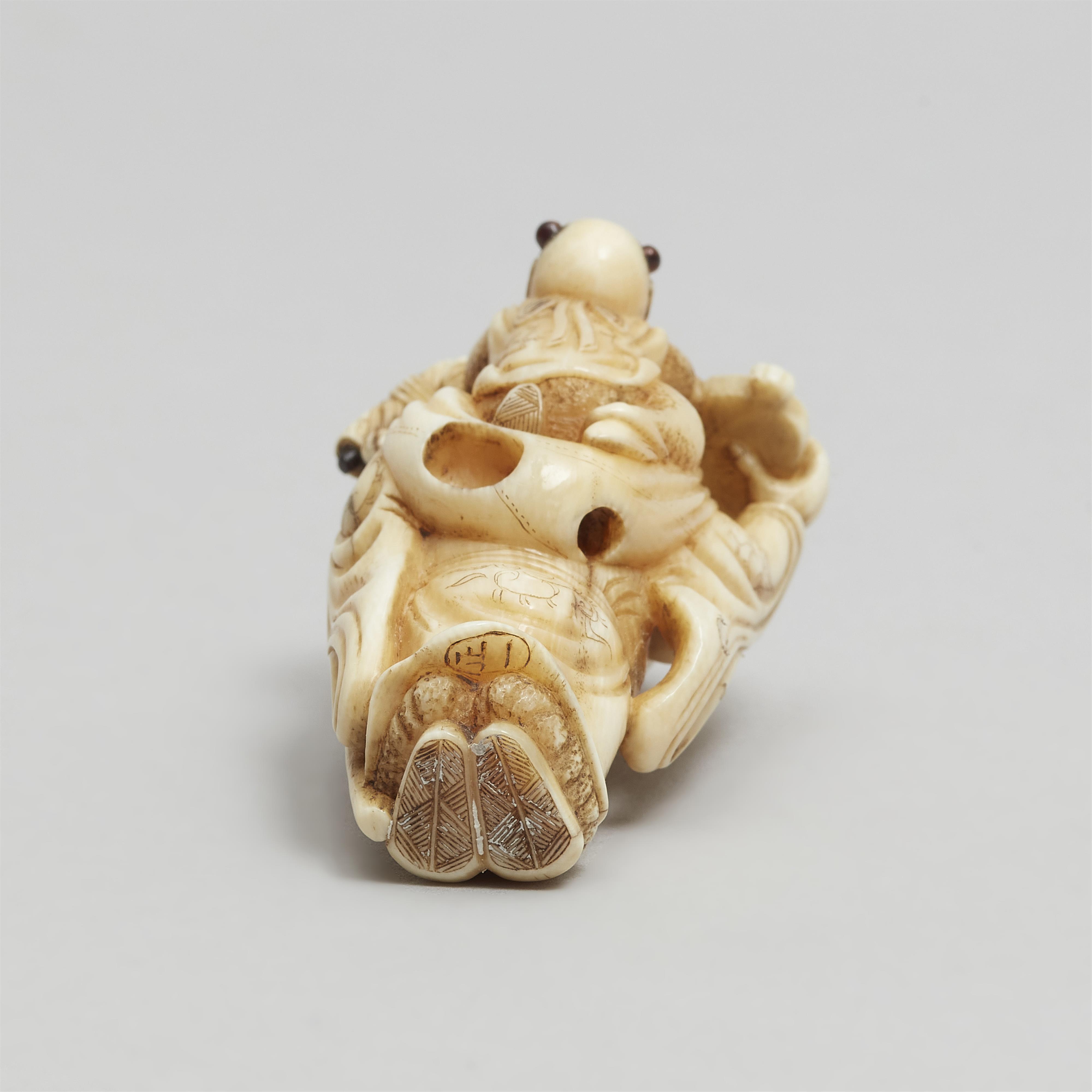 An amusing ivory netsuke of Fukurokuju and karako. 19th century - image-12