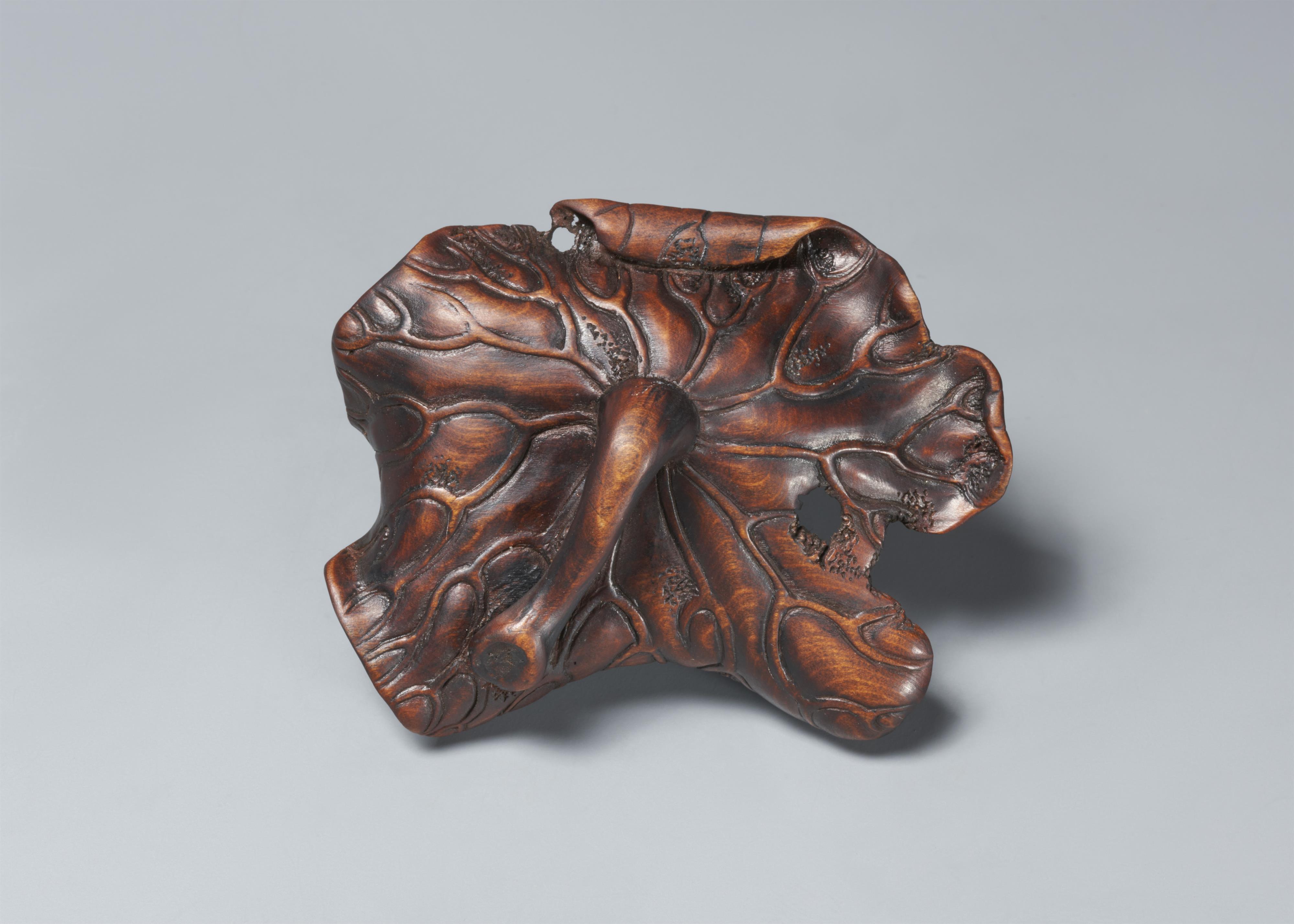 A boxwood netsuke of a wasp on a lotus leaf. 20th century - image-2