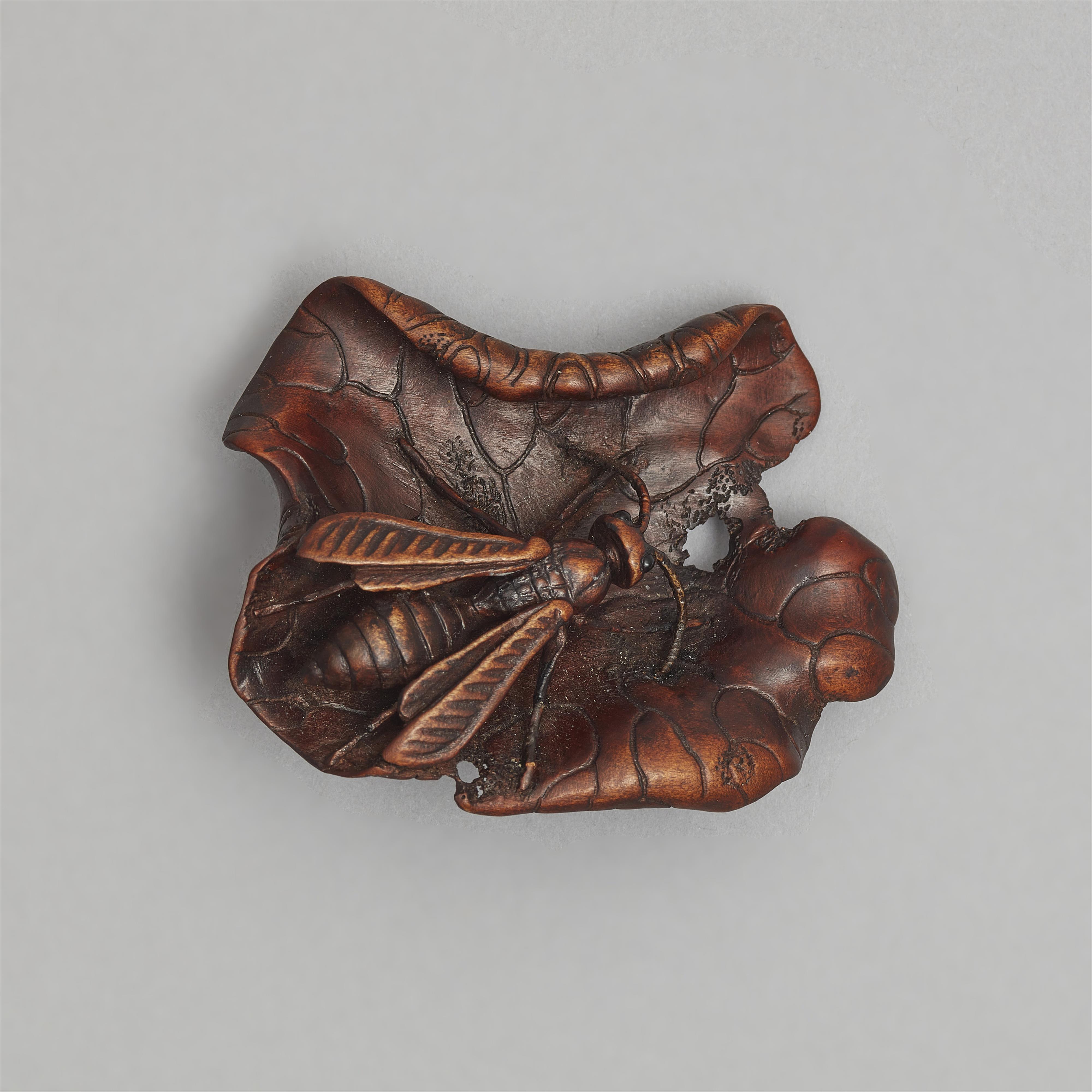 A boxwood netsuke of a wasp on a lotus leaf. 20th century - image-3