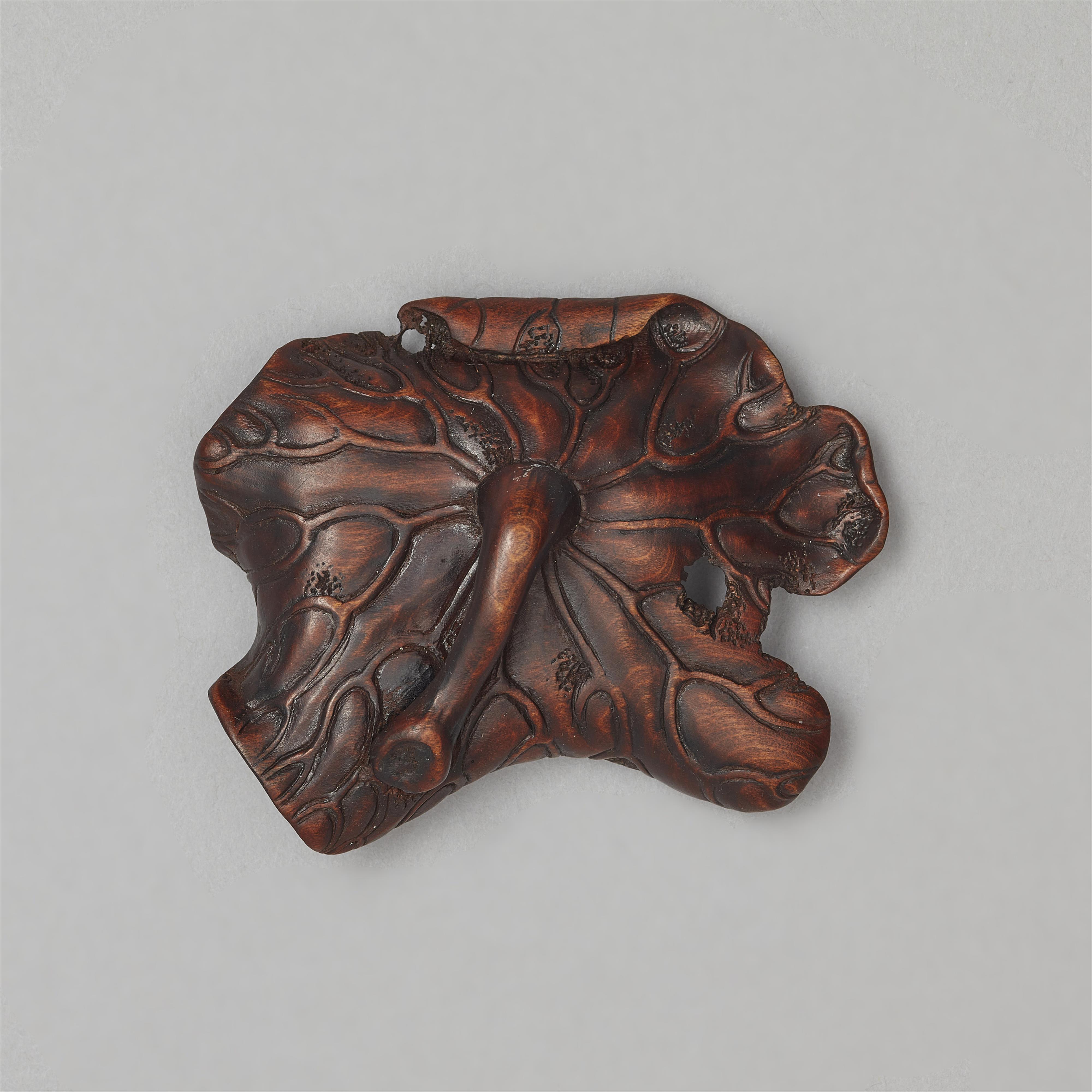 A boxwood netsuke of a wasp on a lotus leaf. 20th century - image-4