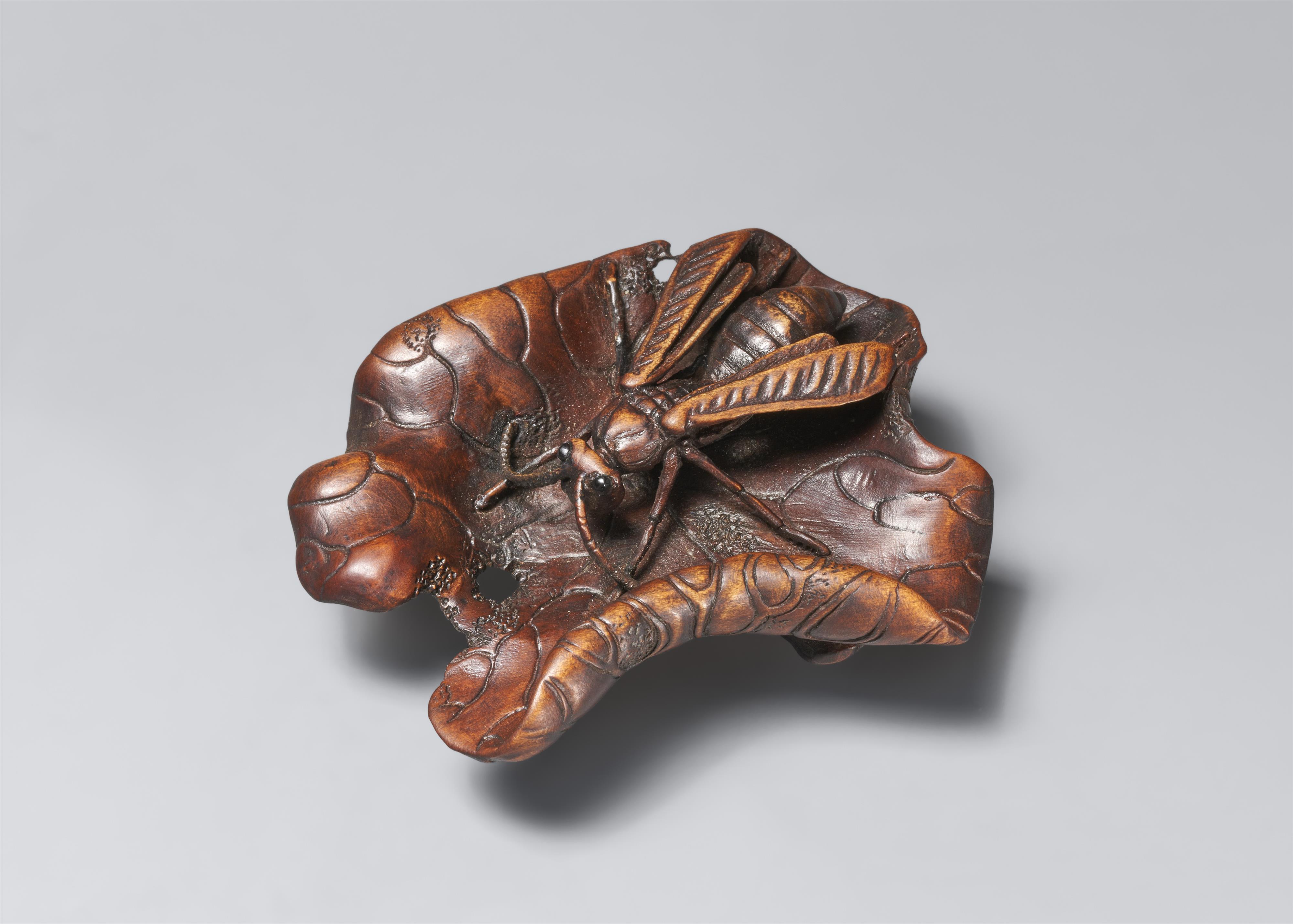 A boxwood netsuke of a wasp on a lotus leaf. 20th century - image-1