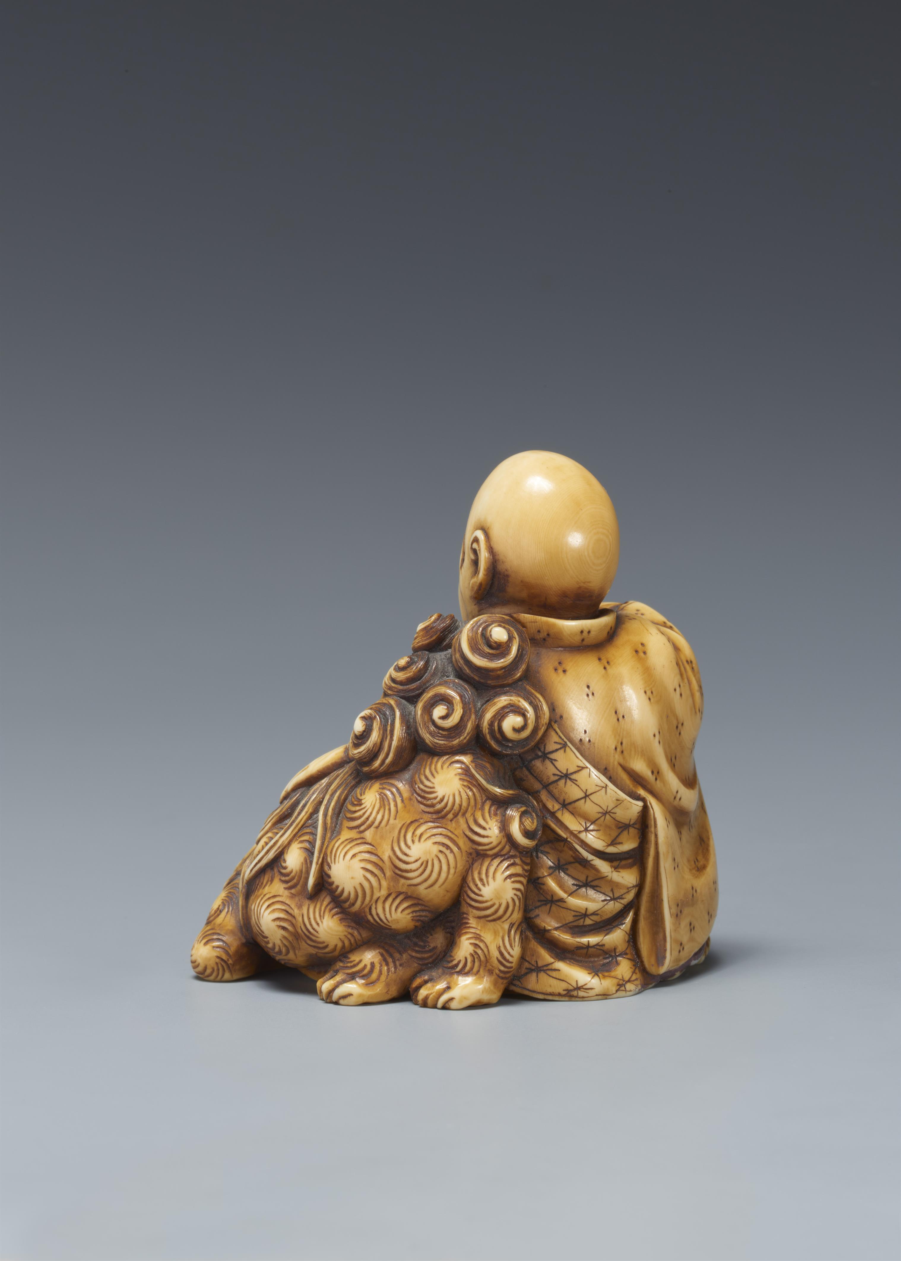 Feines Okimono-Netsuke. Rakan mit shishi. 2. Hälfte 19. Jh. - image-2