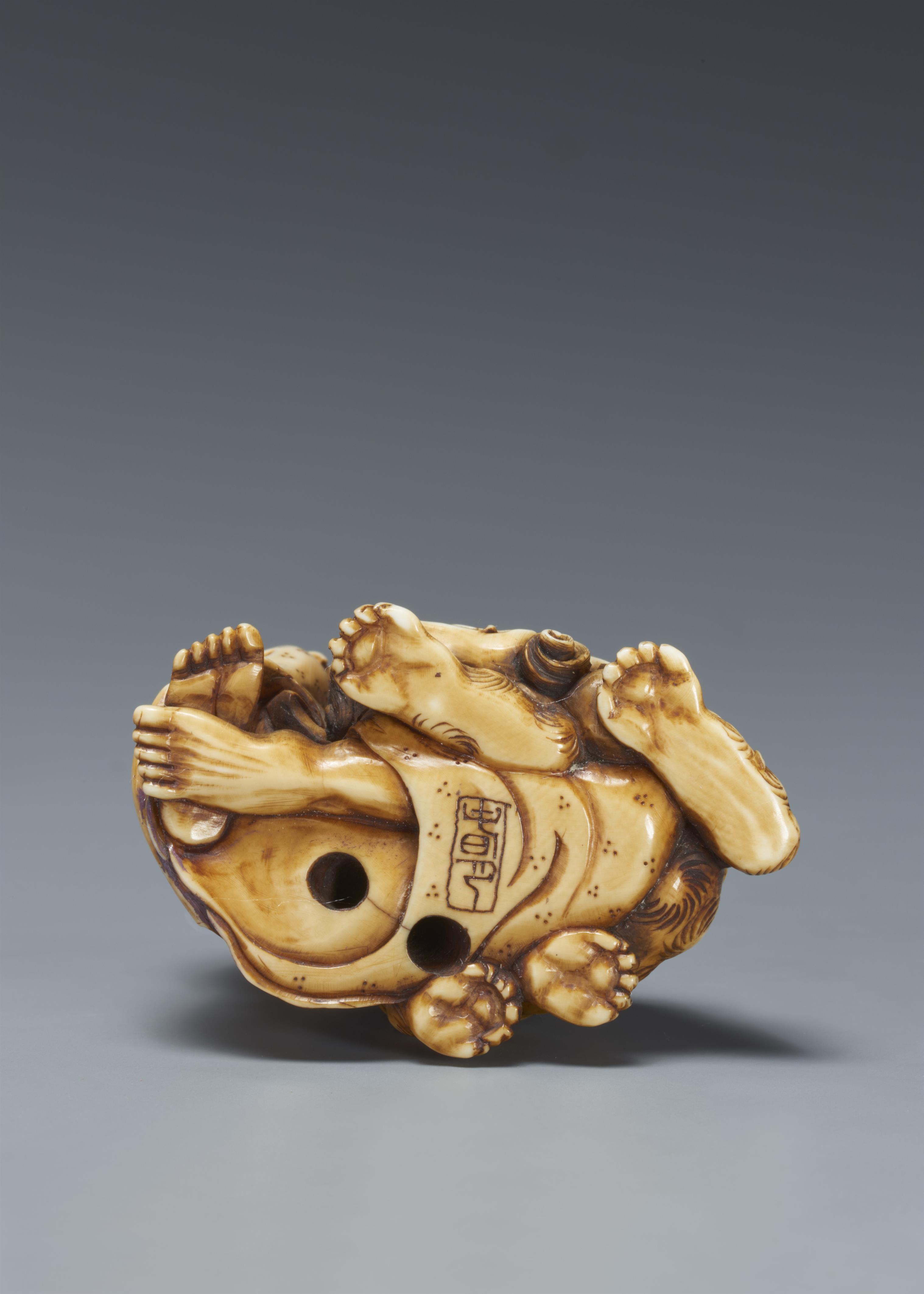 Feines Okimono-Netsuke. Rakan mit shishi. 2. Hälfte 19. Jh. - image-5