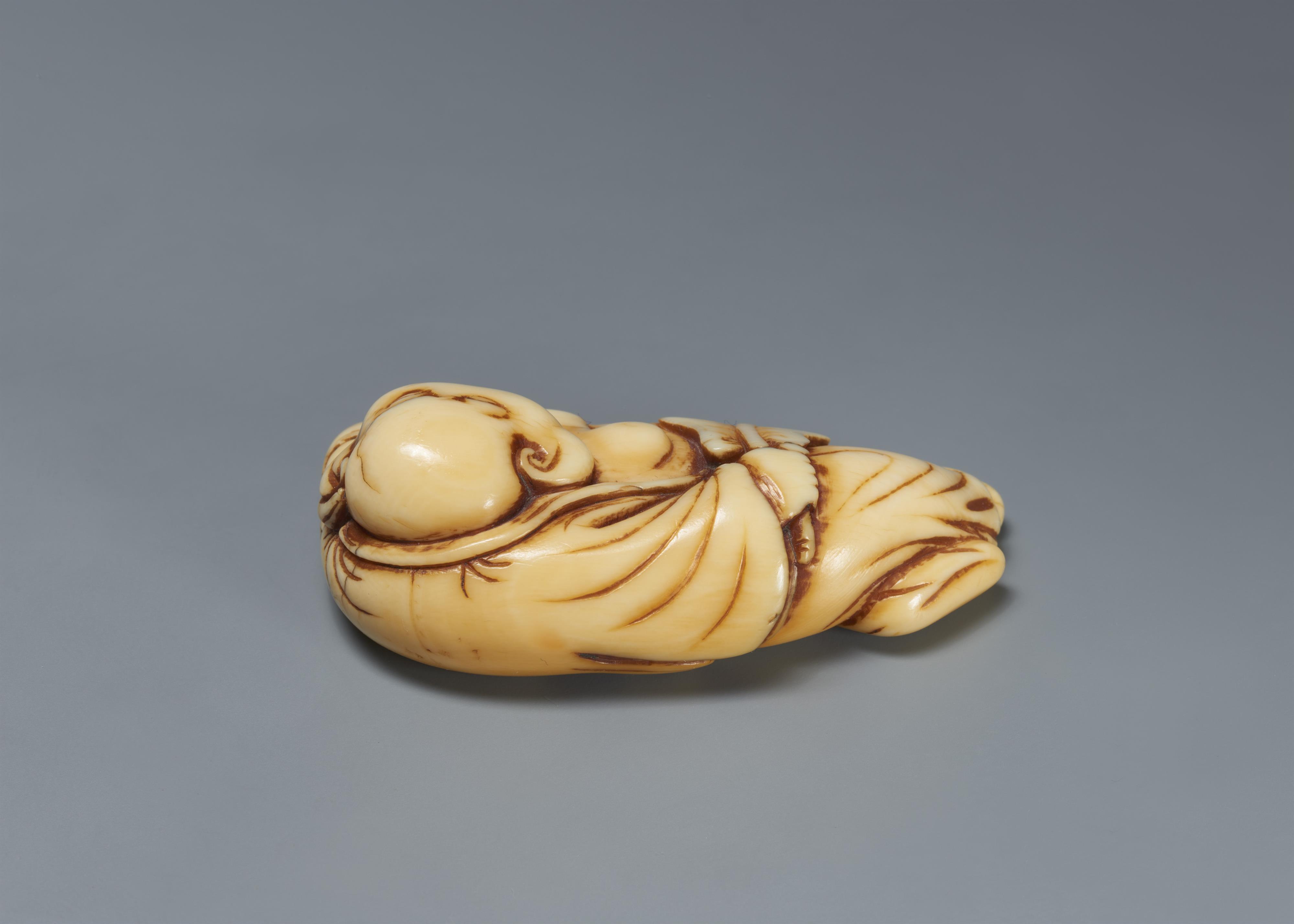 An ivory netsuke of a reclining Hotei. 18th century - image-2