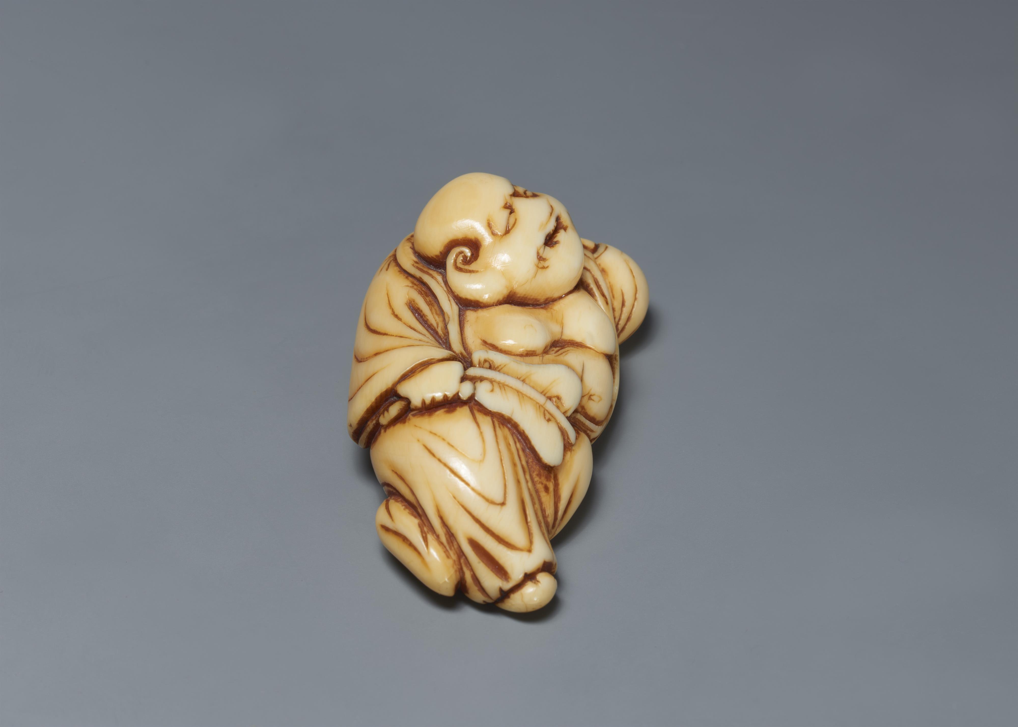 An ivory netsuke of a reclining Hotei. 18th century - image-3