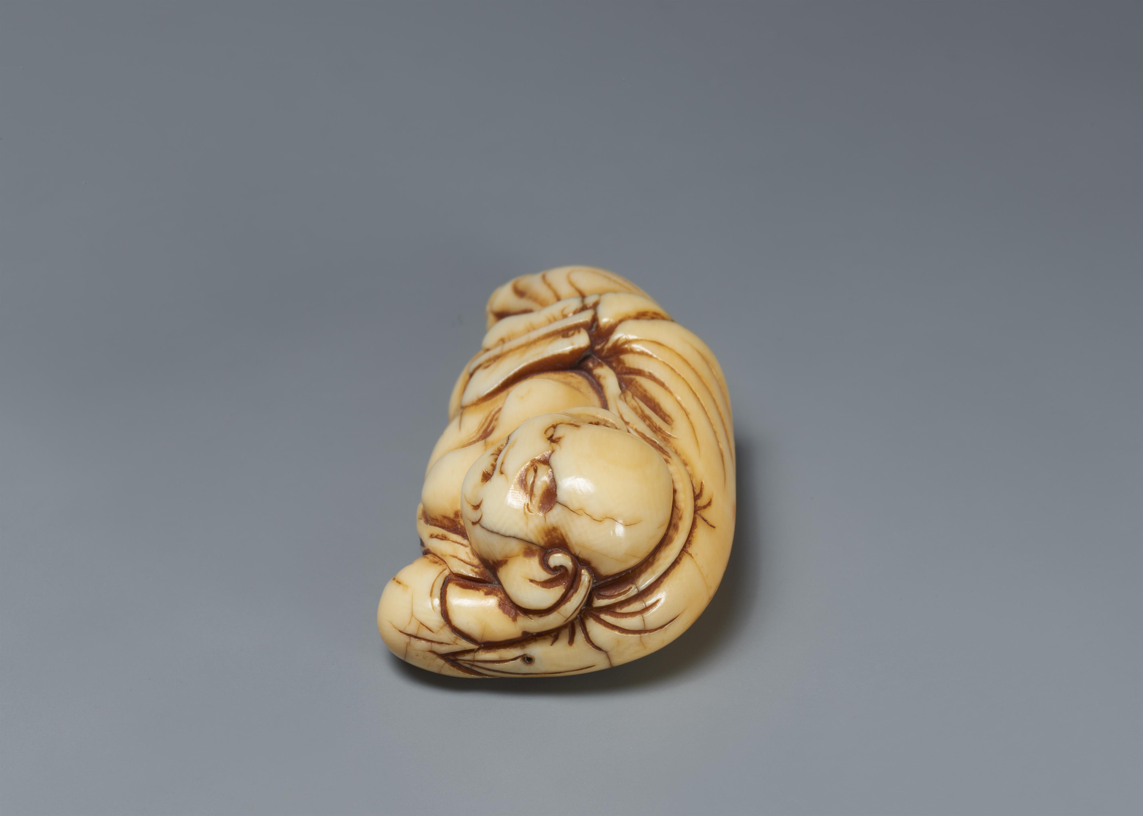 An ivory netsuke of a reclining Hotei. 18th century - image-4