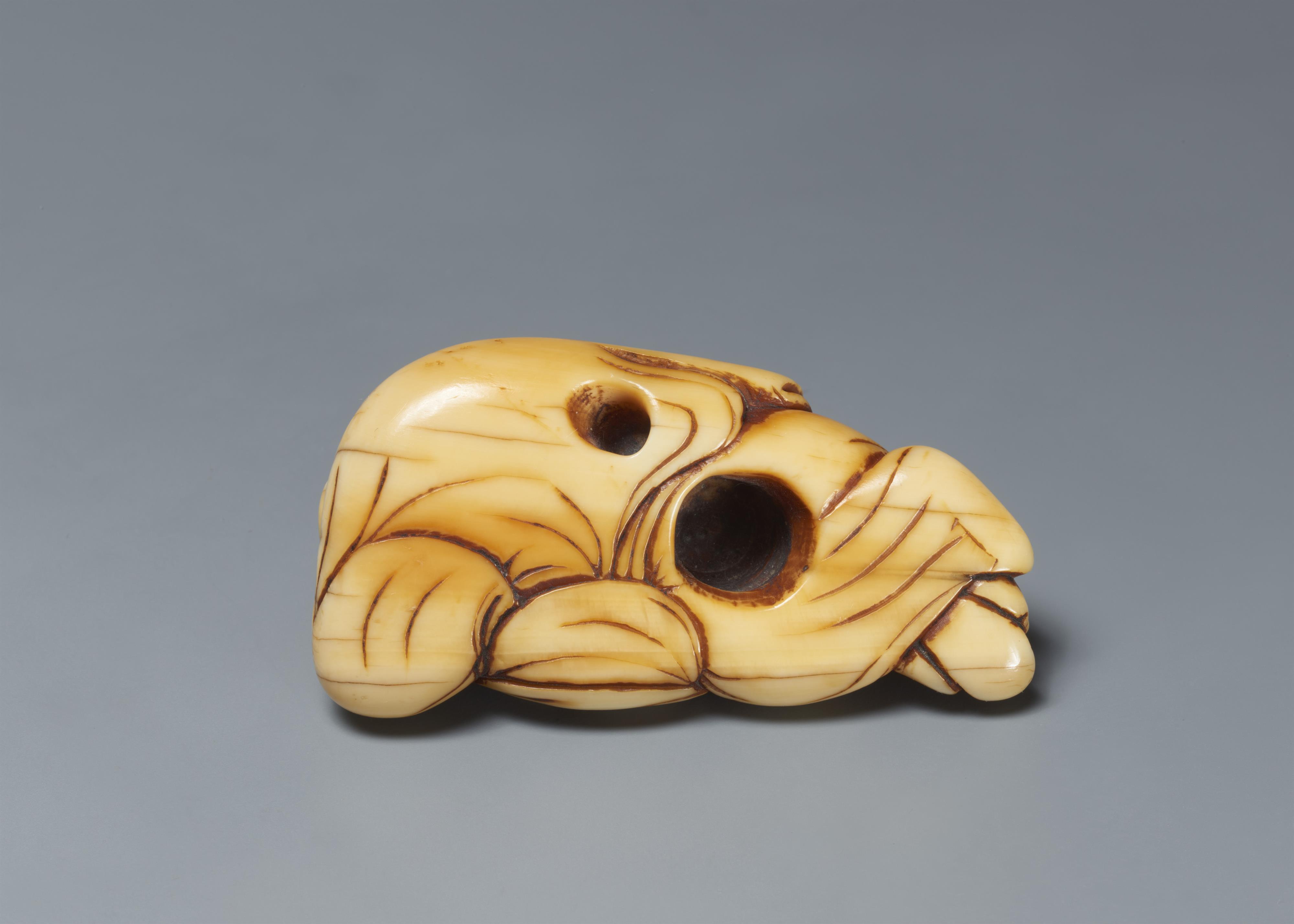 An ivory netsuke of a reclining Hotei. 18th century - image-5