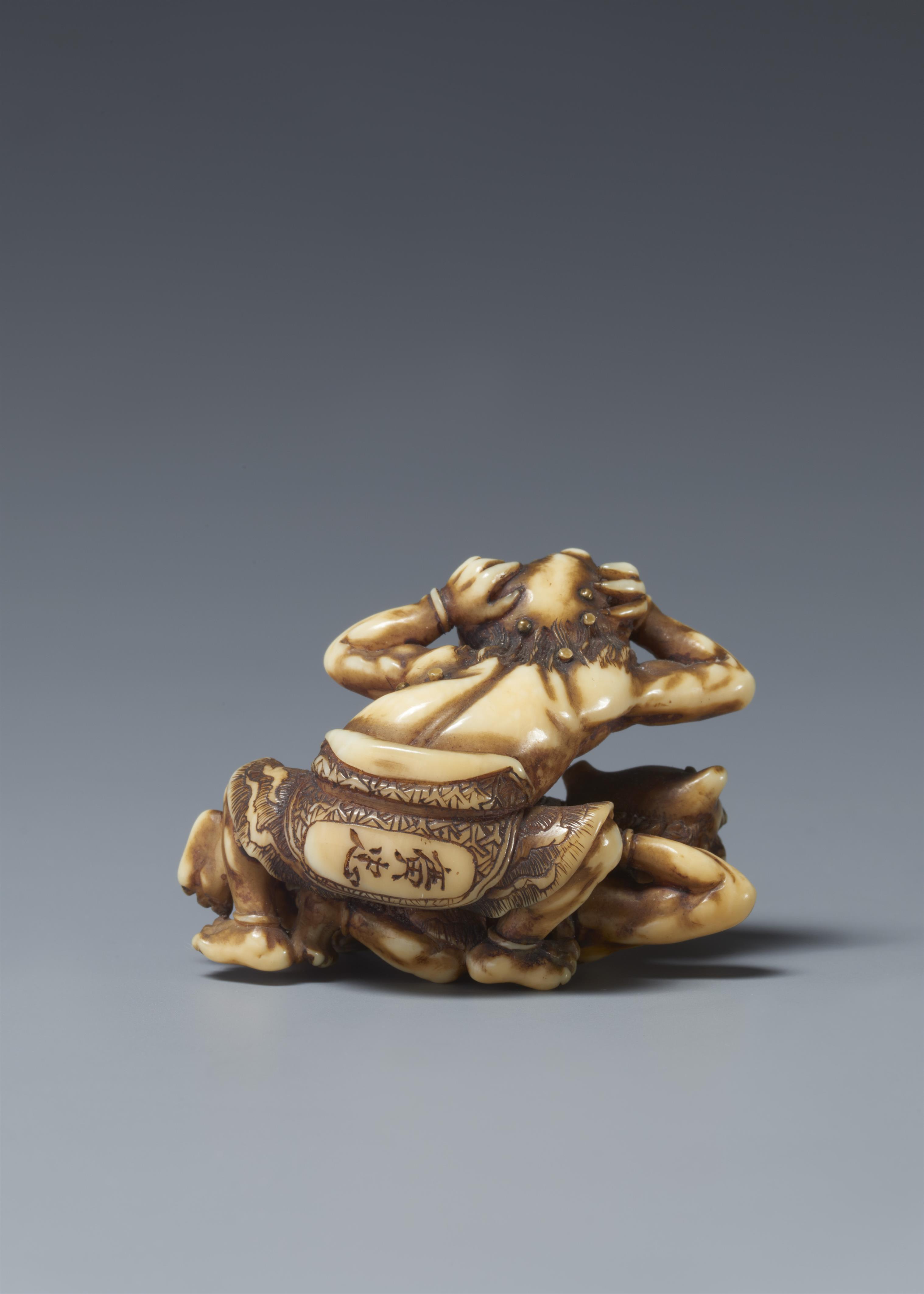 An ivory netsuke of two oni at setsubun. Mid-19th century - image-2