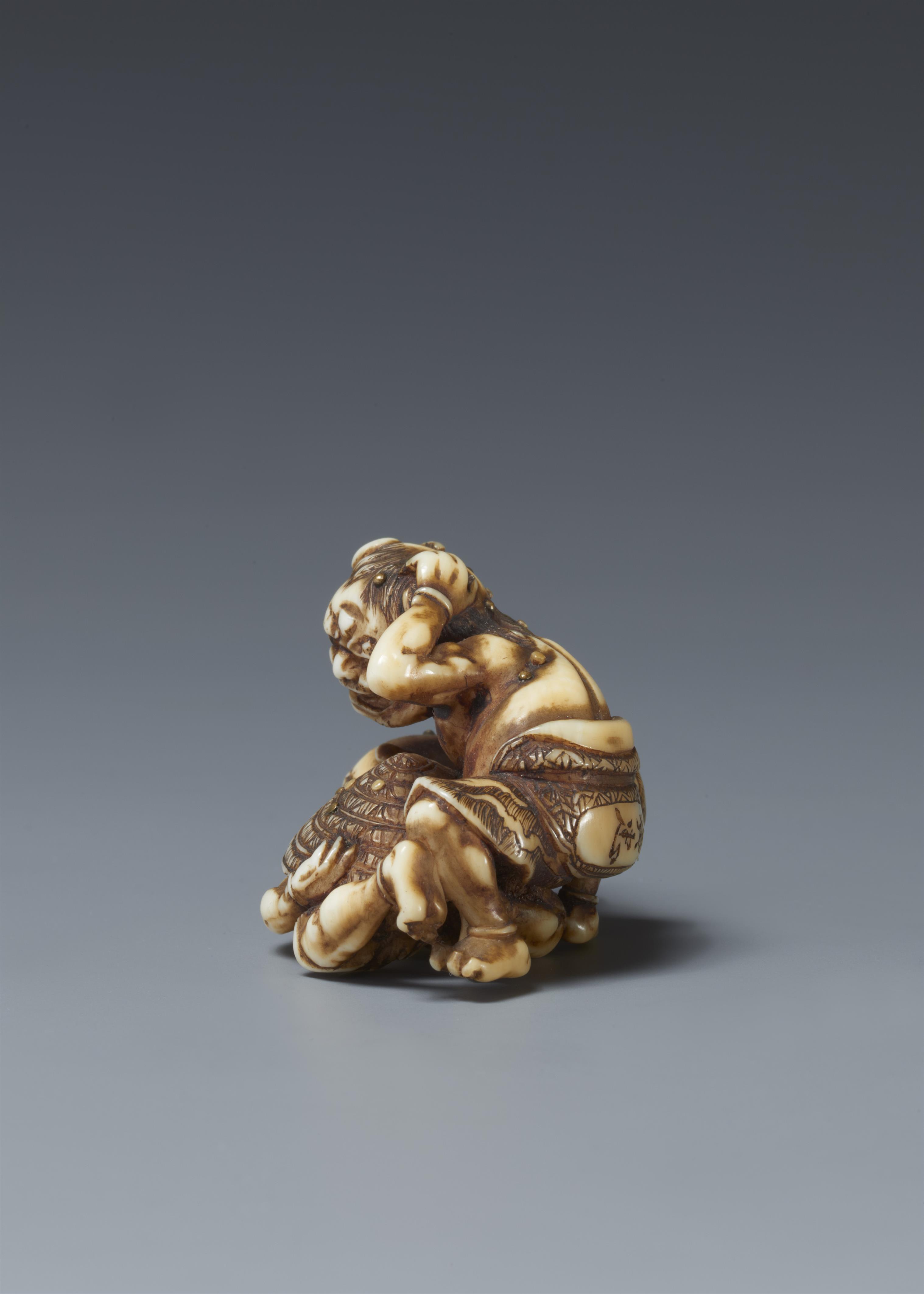 An ivory netsuke of two oni at setsubun. Mid-19th century - image-3