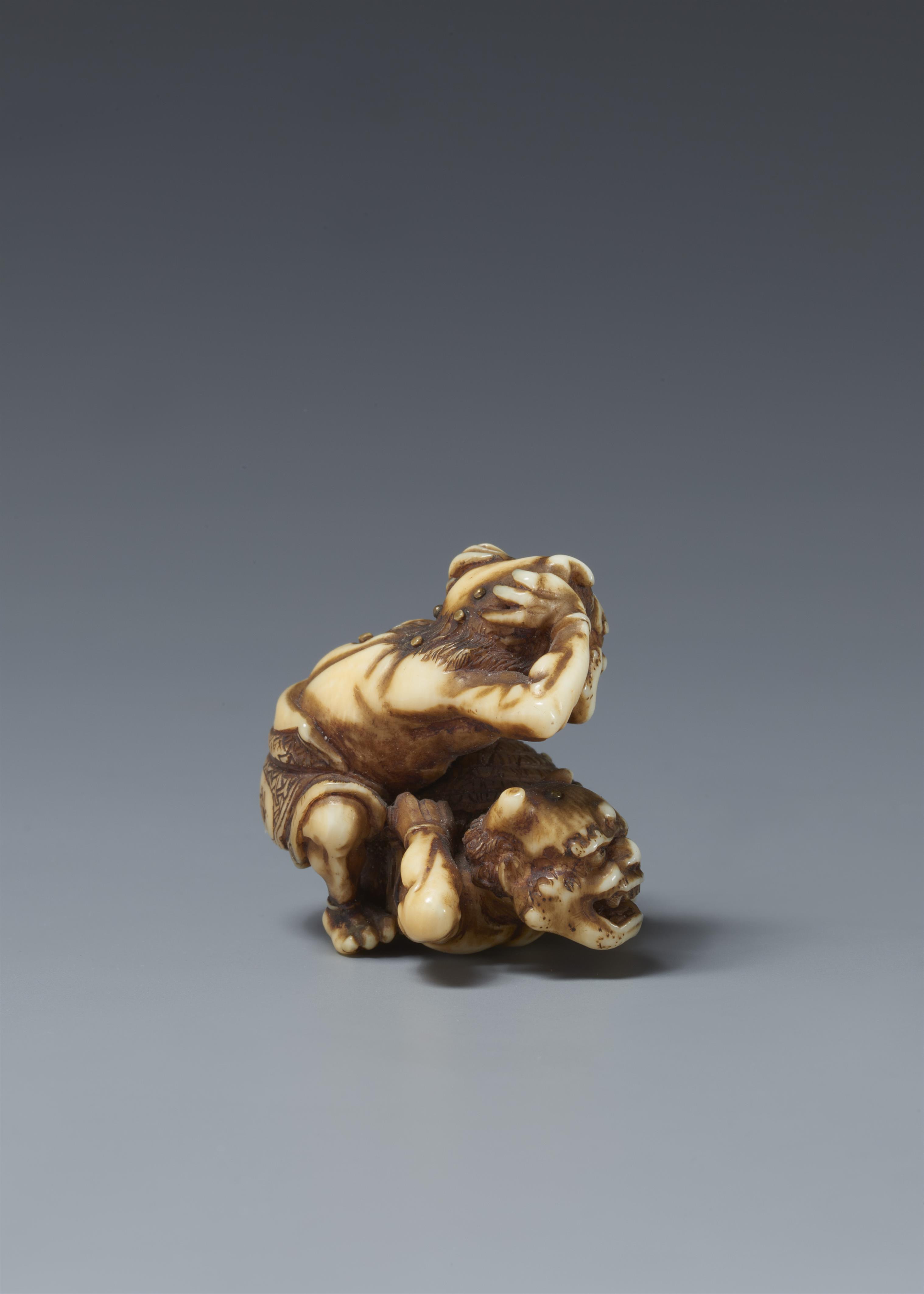 An ivory netsuke of two oni at setsubun. Mid-19th century - image-4