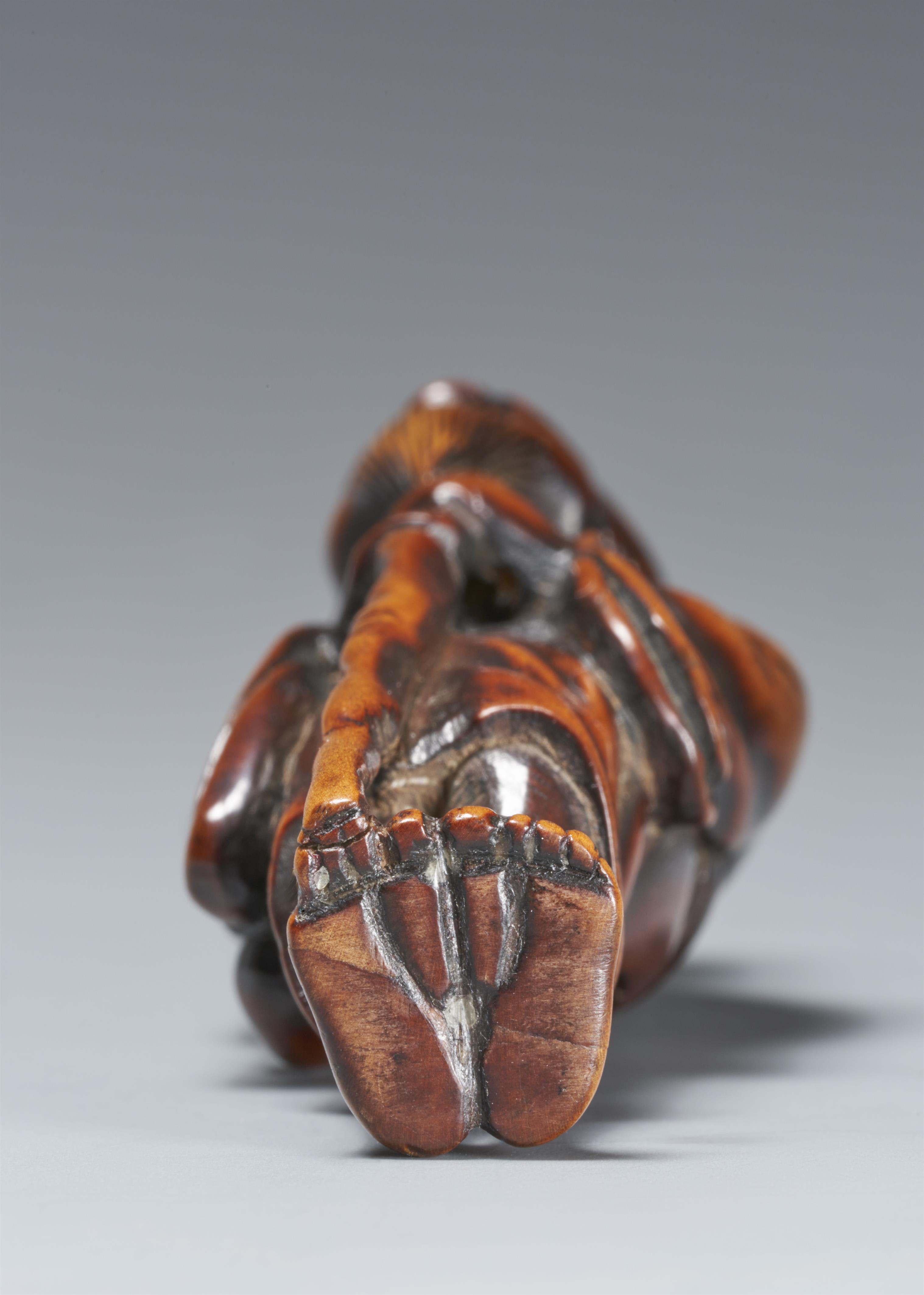 A boxwood netsuke of  Tekkai Sennin. Around 1800 - image-5