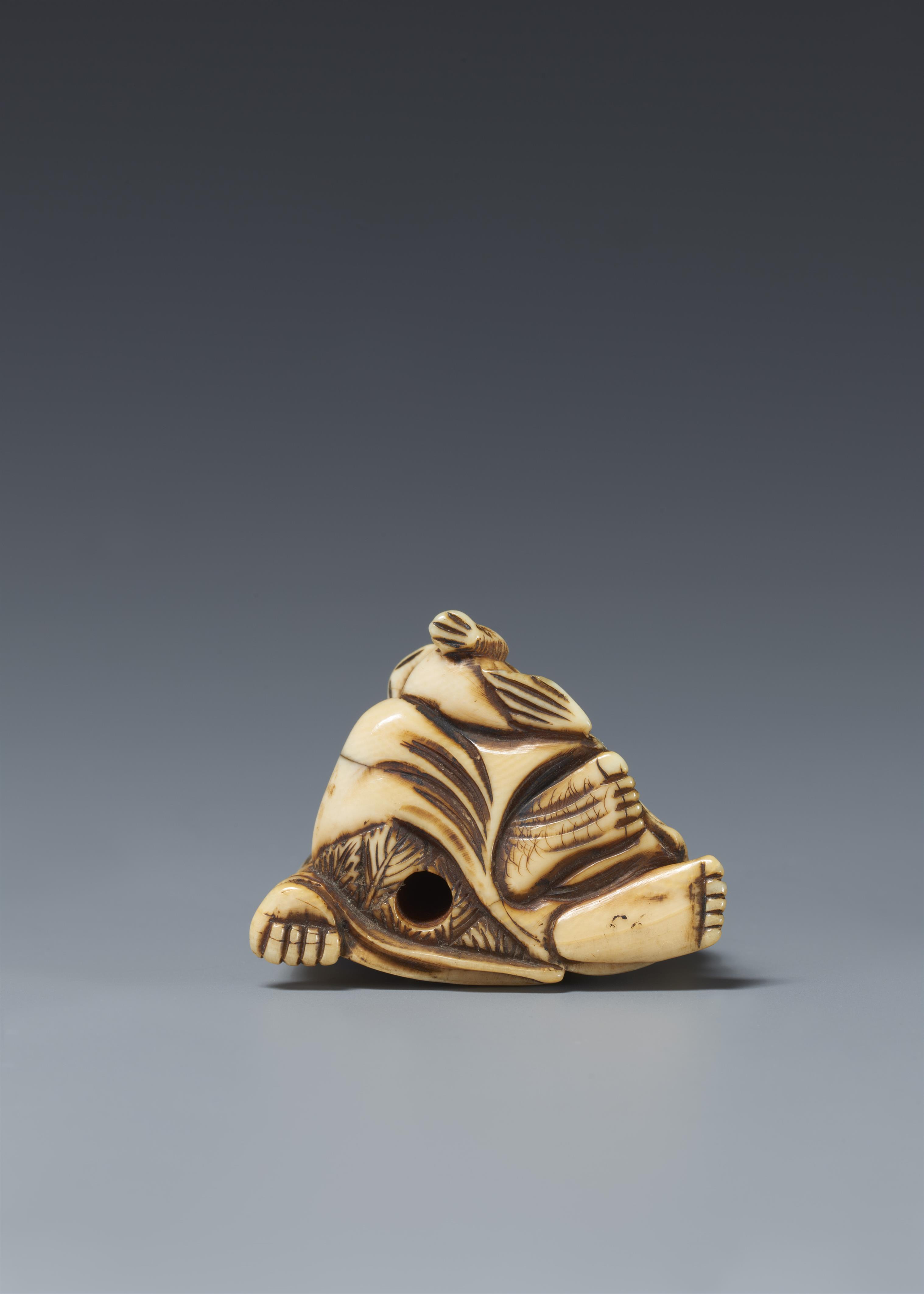 An ivory netsuke of Gama Sennin. Late 18th century - image-5