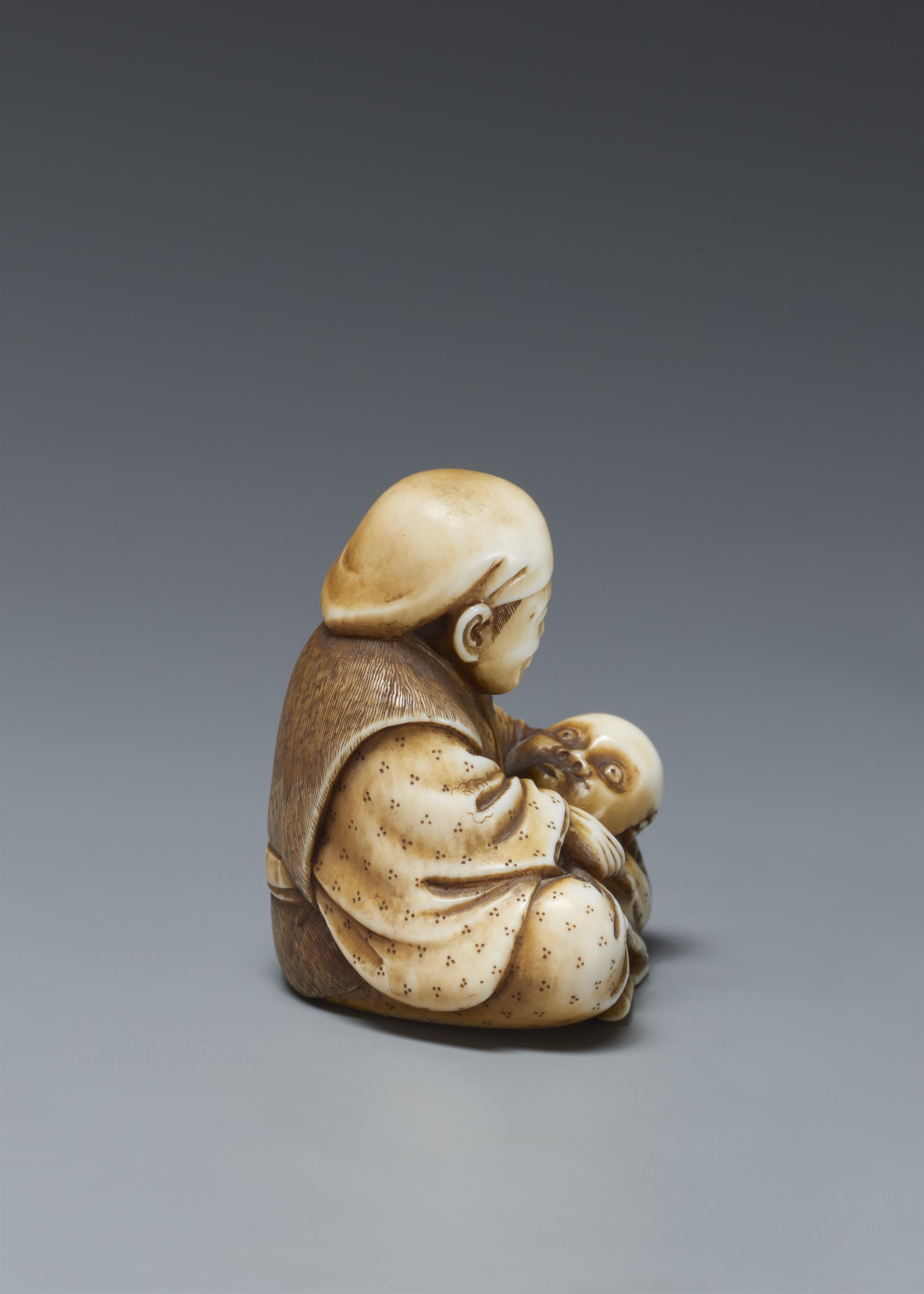 An ivory netsuke of a mask carver. Late 19th century - image-4