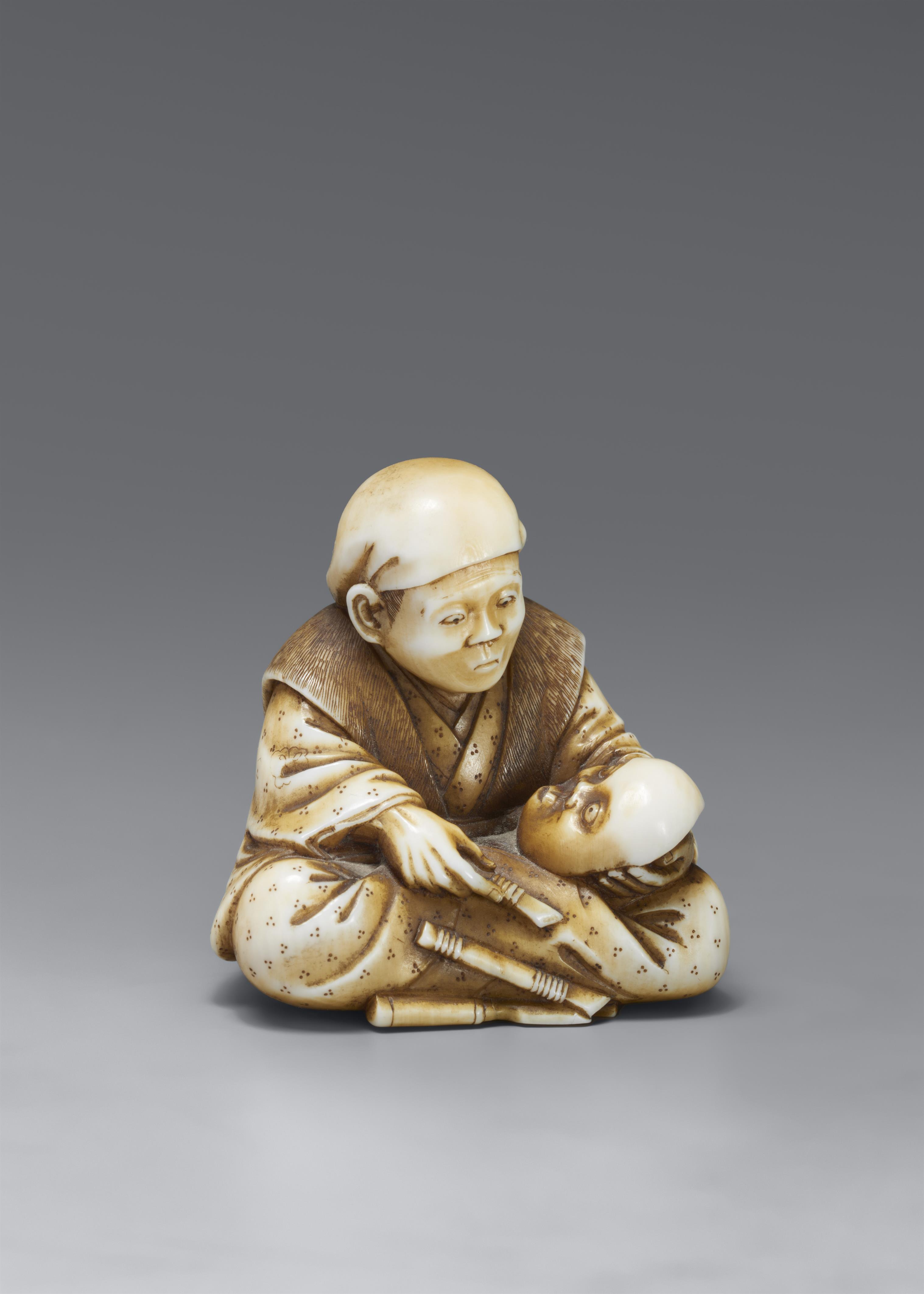 An ivory netsuke of a mask carver. Late 19th century - image-1