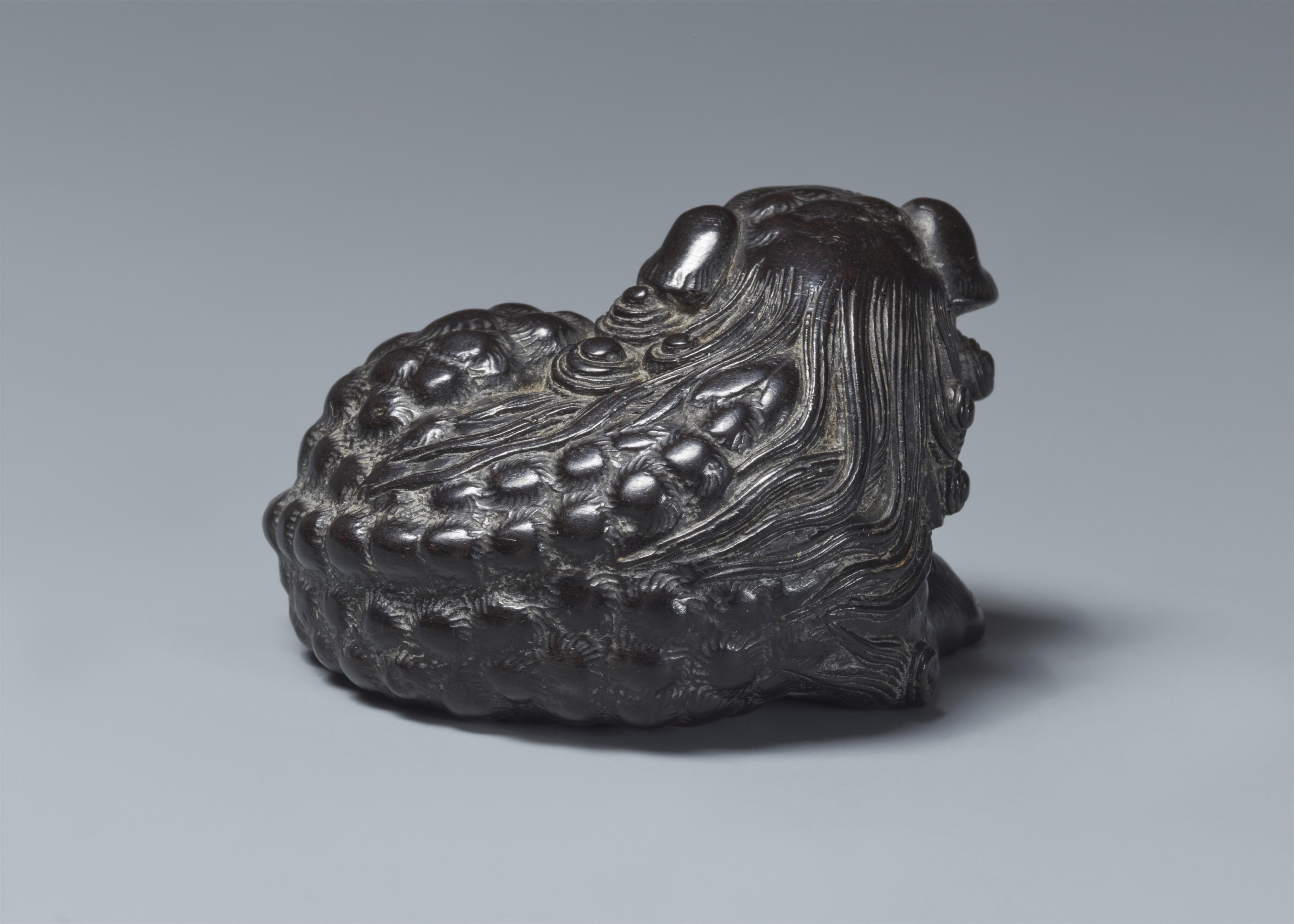 A kokutan netsuke of a reclining shishi. 19th century - image-2