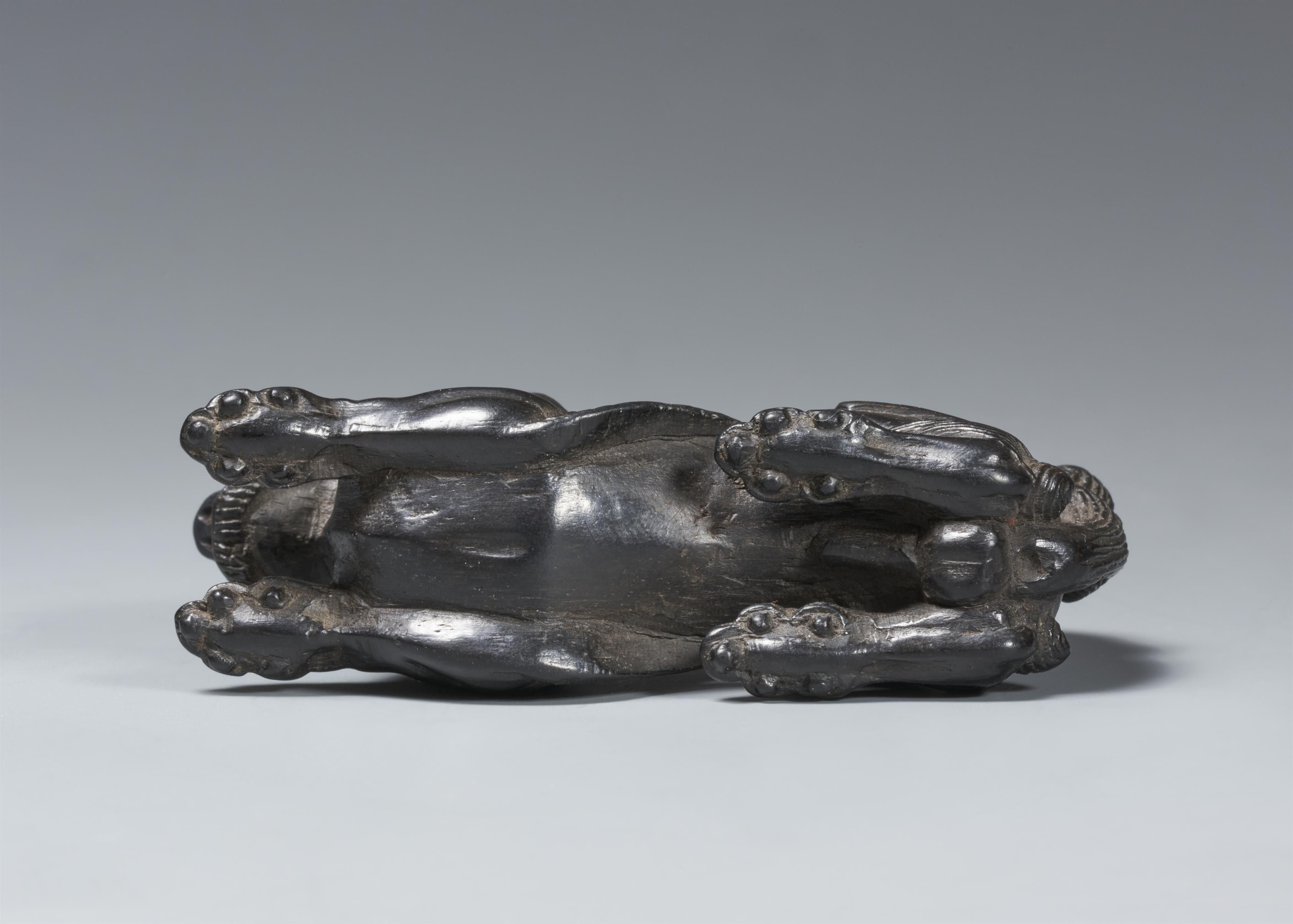 A large kokutan netsuke of a shishi. 19th century - image-4