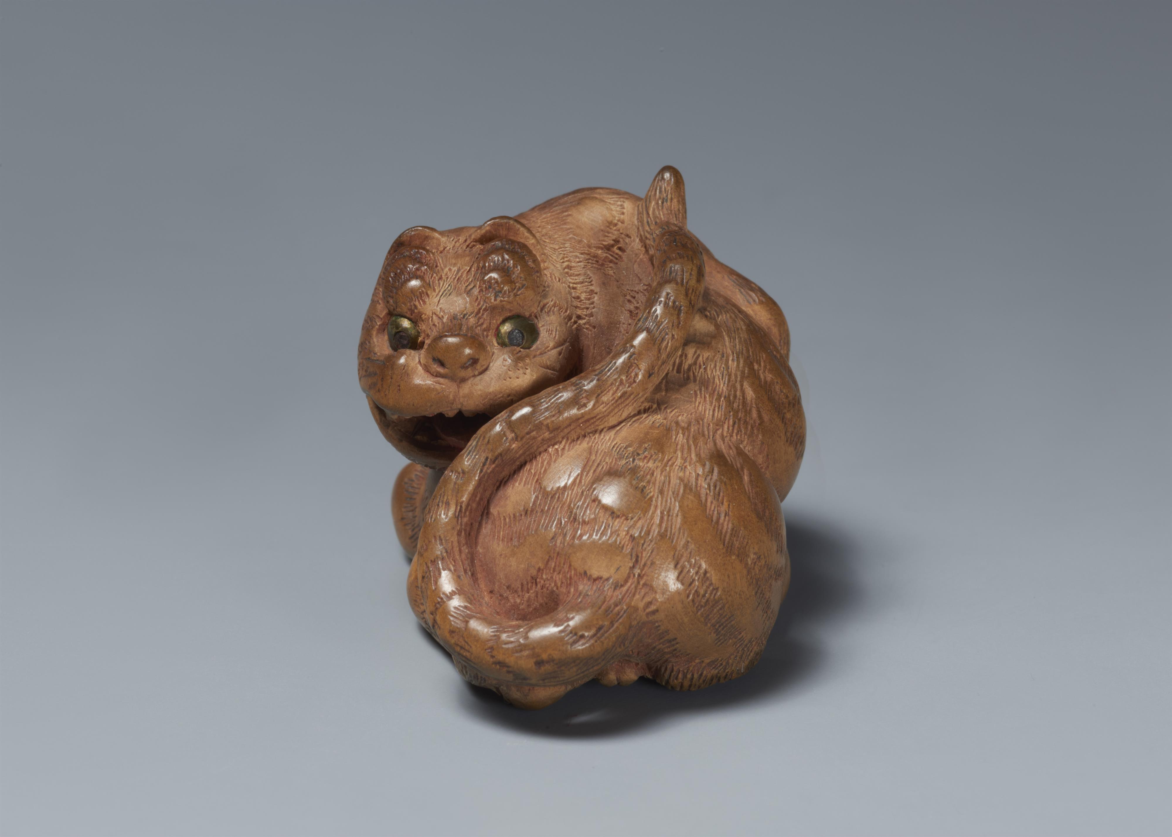 A light boxwood netsuke of a tiger. 19th century - image-3