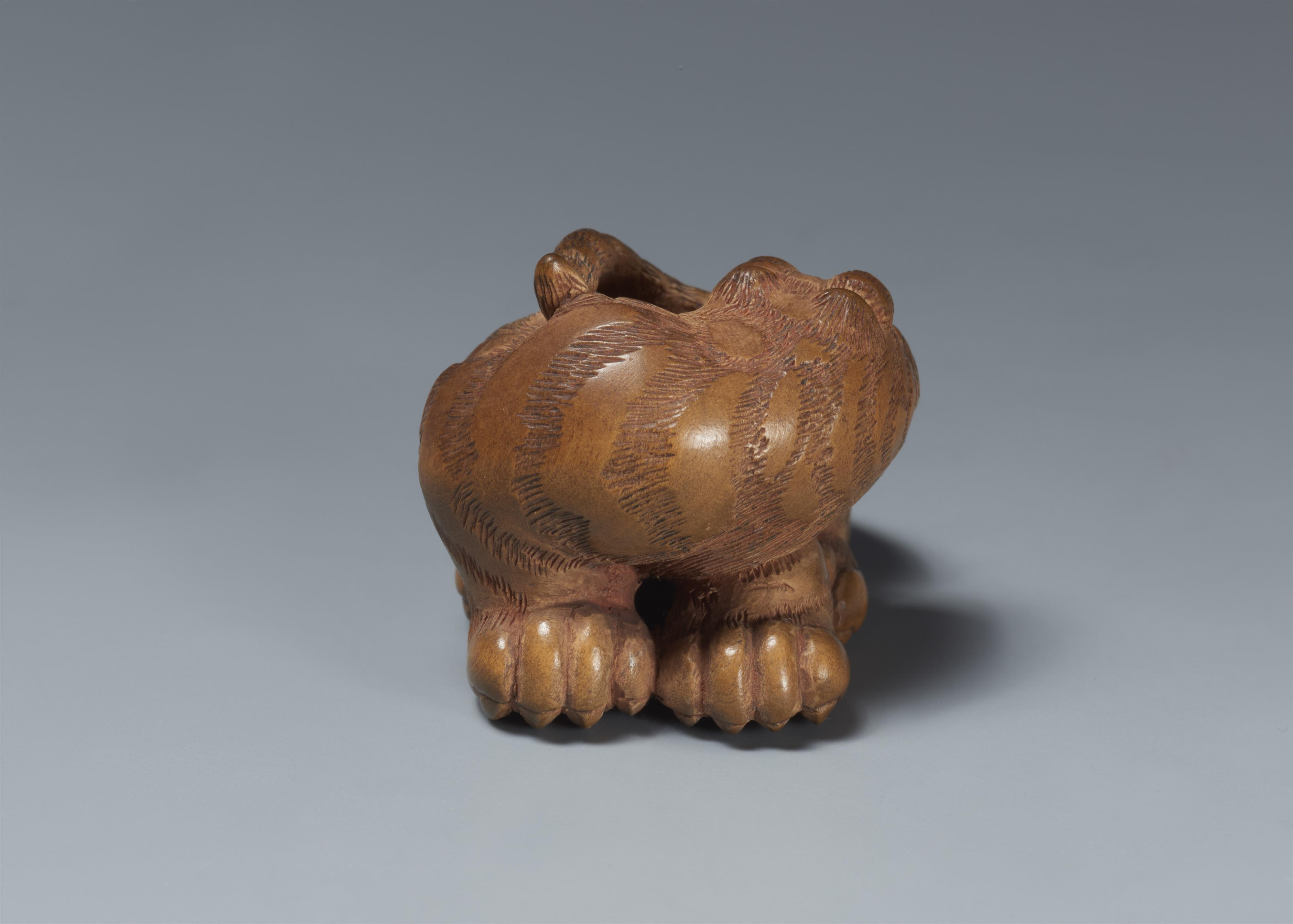 A light boxwood netsuke of a tiger. 19th century - image-4