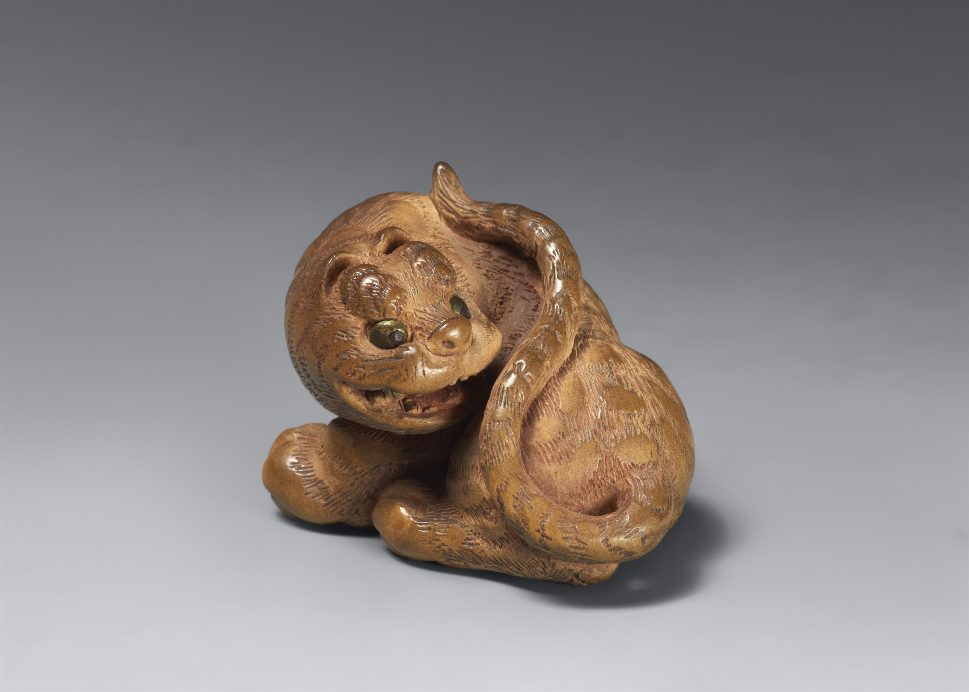 A light boxwood netsuke of a tiger. 19th century - image-1