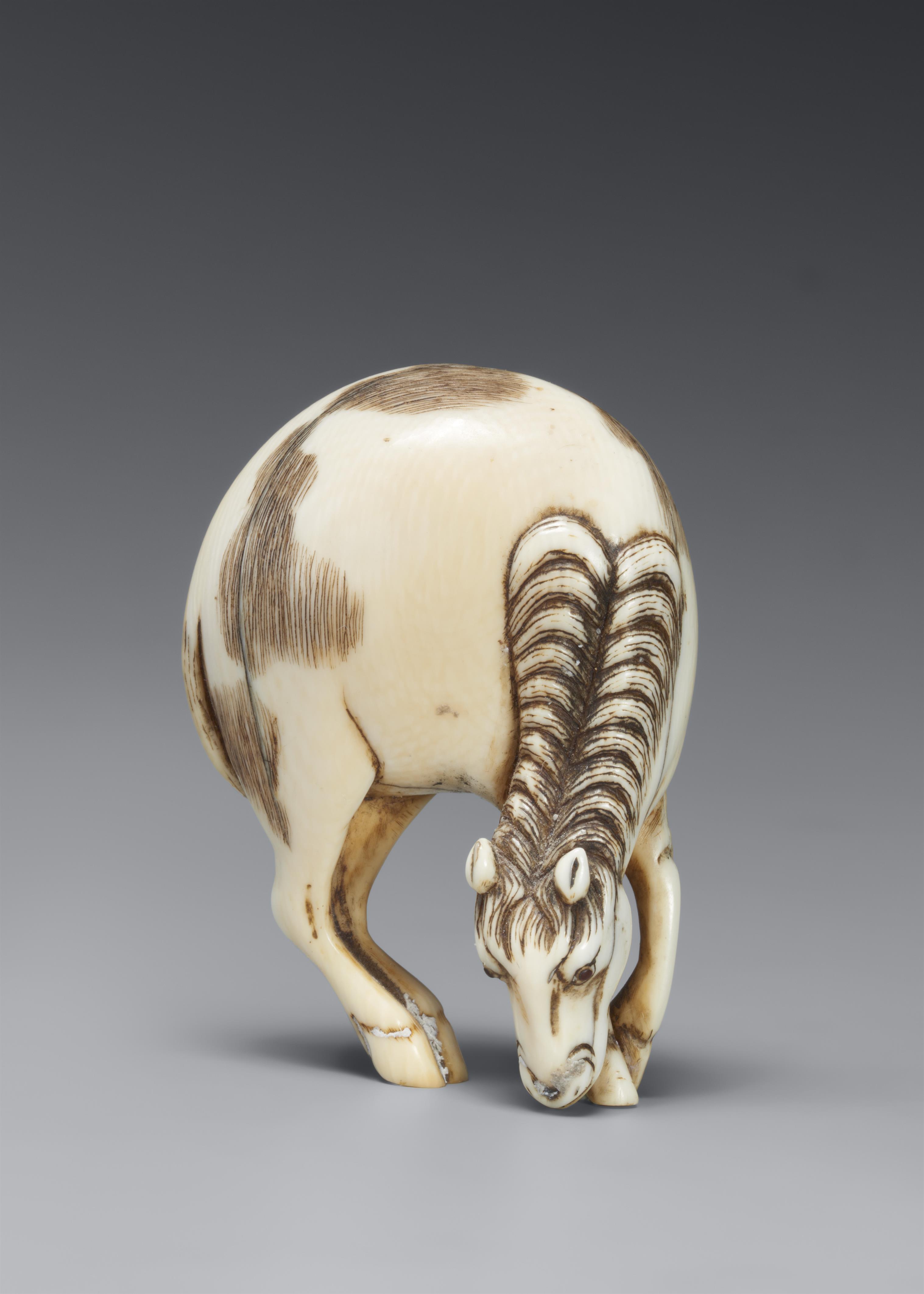 An ivory netsuke of a grazing horse. Around 1800 - image-1