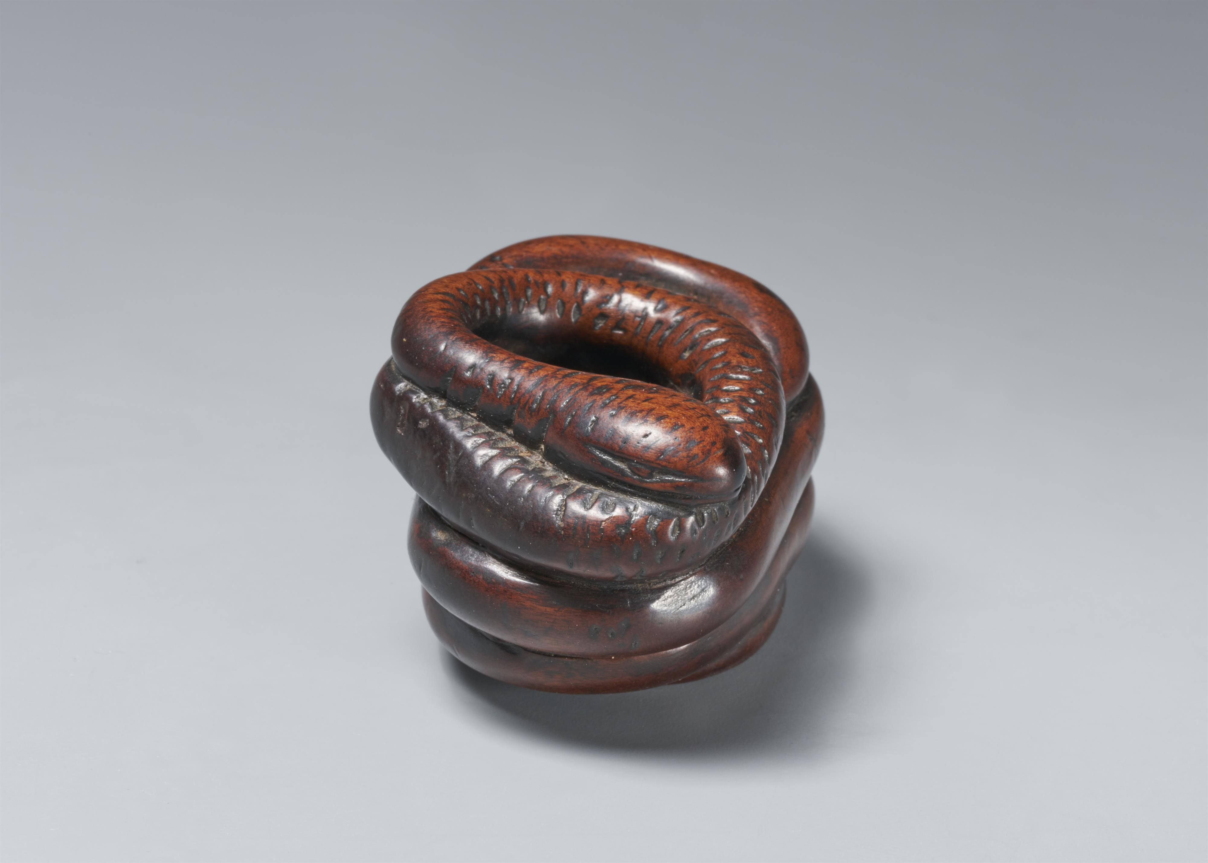 A large wood netsuke of a snake. Early 19th century - image-3