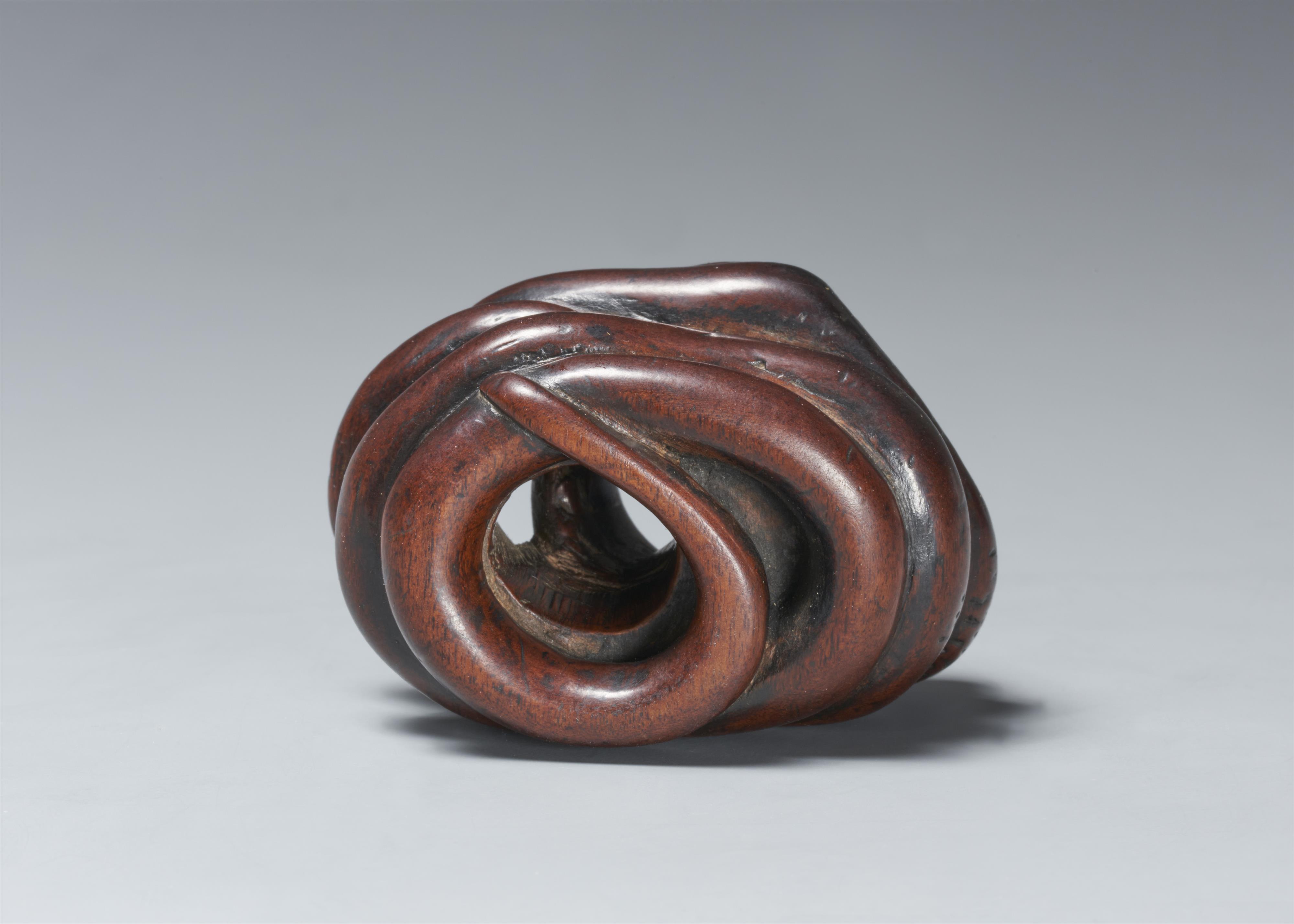 A large wood netsuke of a snake. Early 19th century - image-5