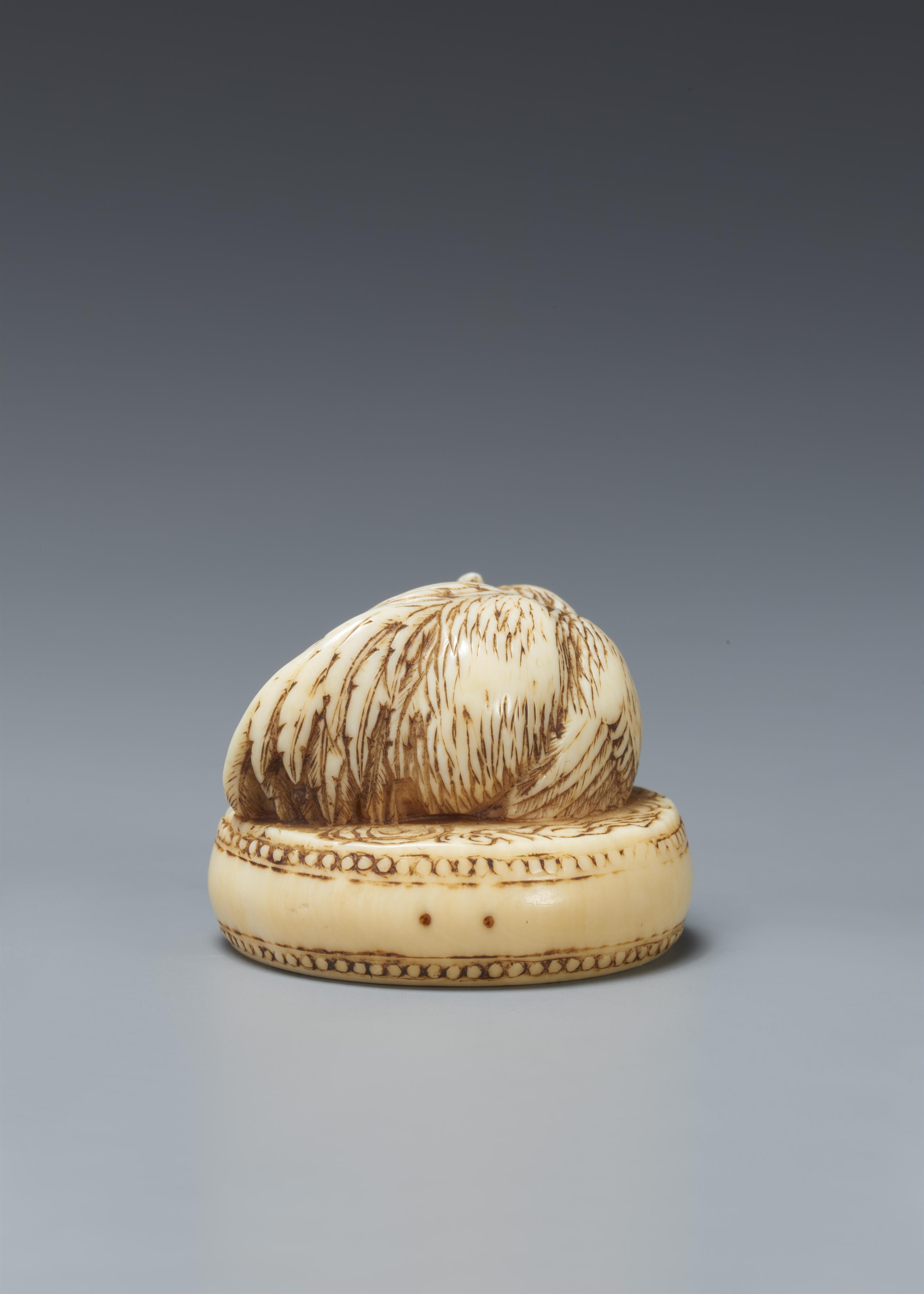 An ivory netsuke of a rooster sitting on a drum. 19th century - image-2