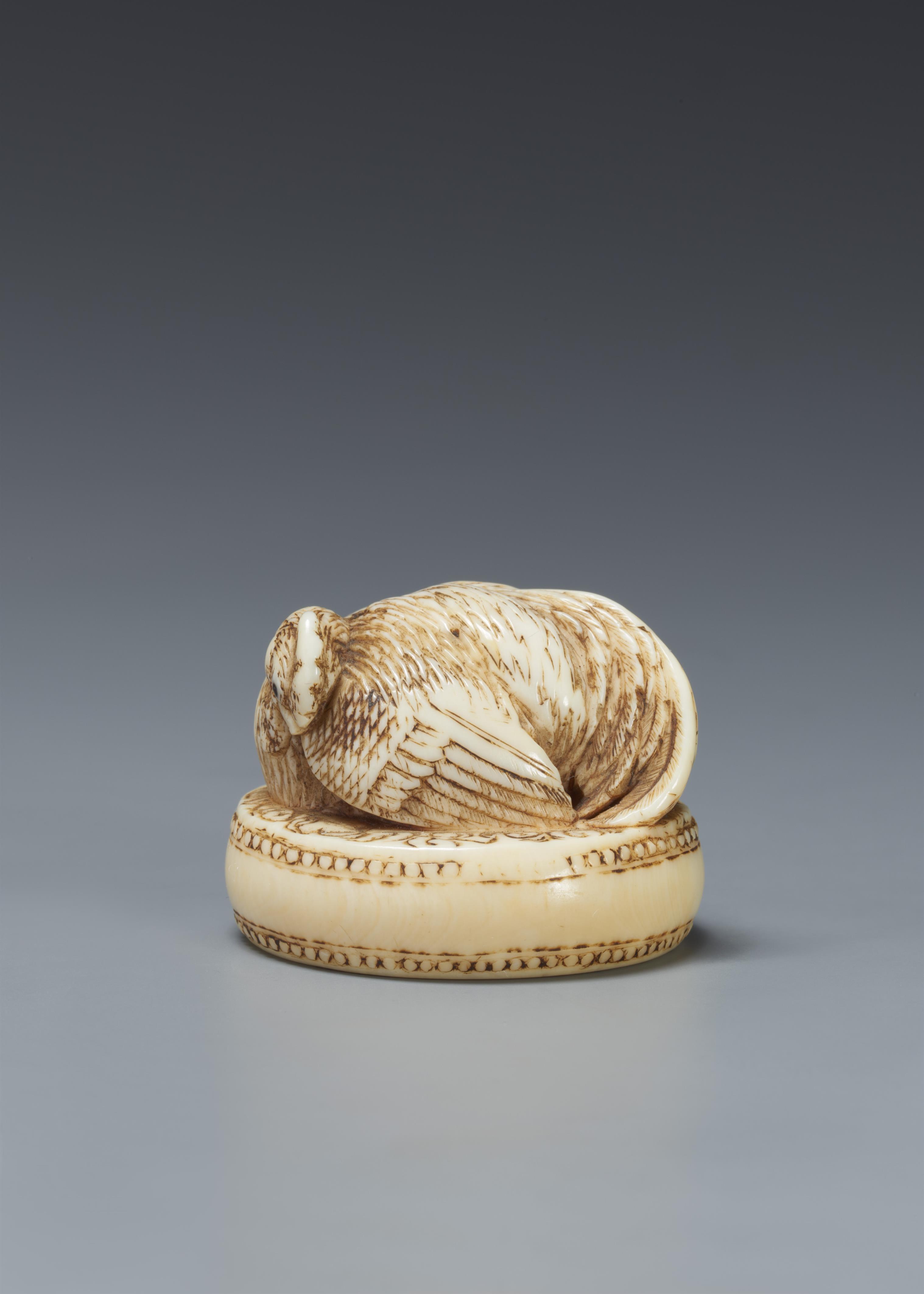 An ivory netsuke of a rooster sitting on a drum. 19th century - image-3