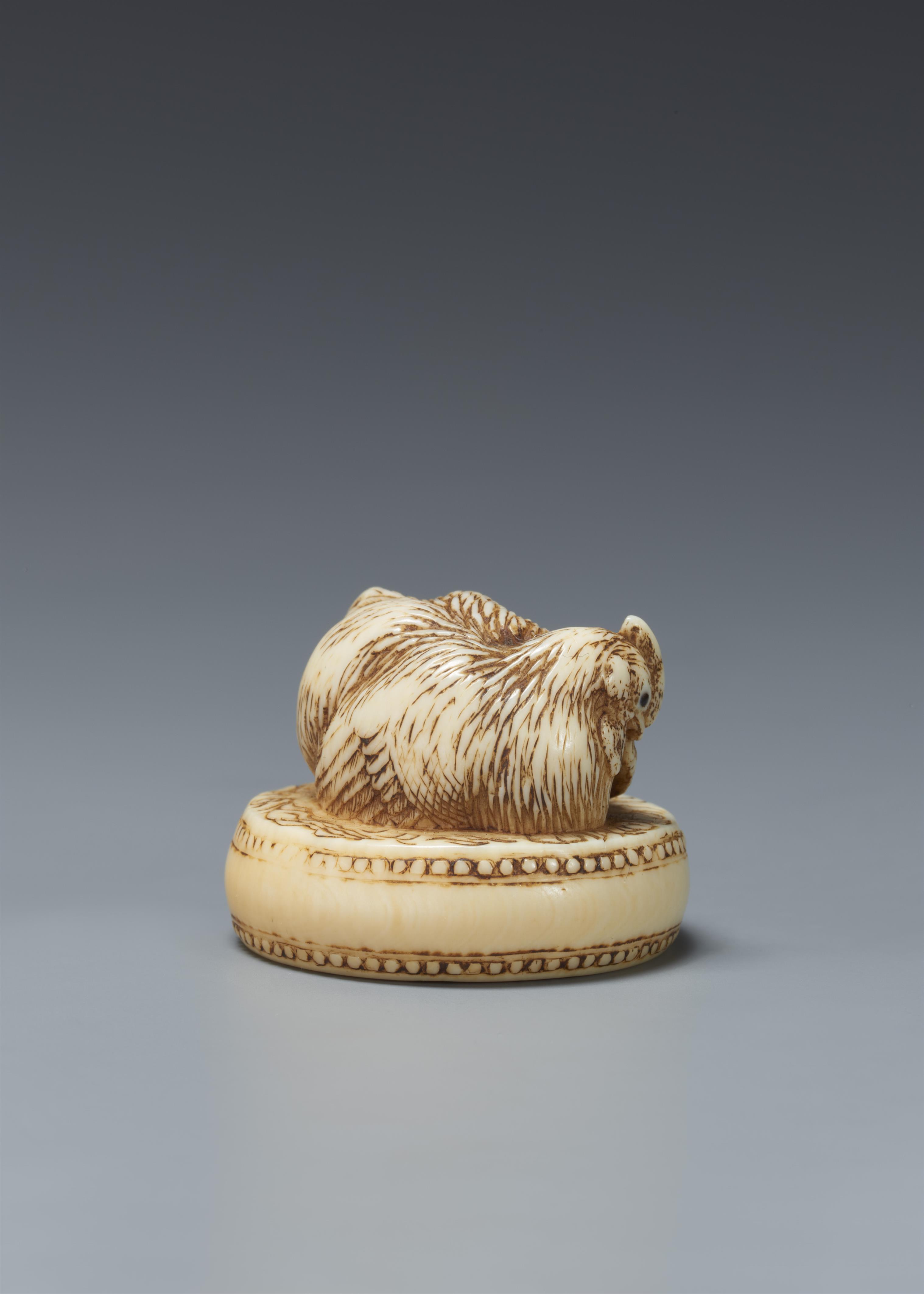 An ivory netsuke of a rooster sitting on a drum. 19th century - image-4