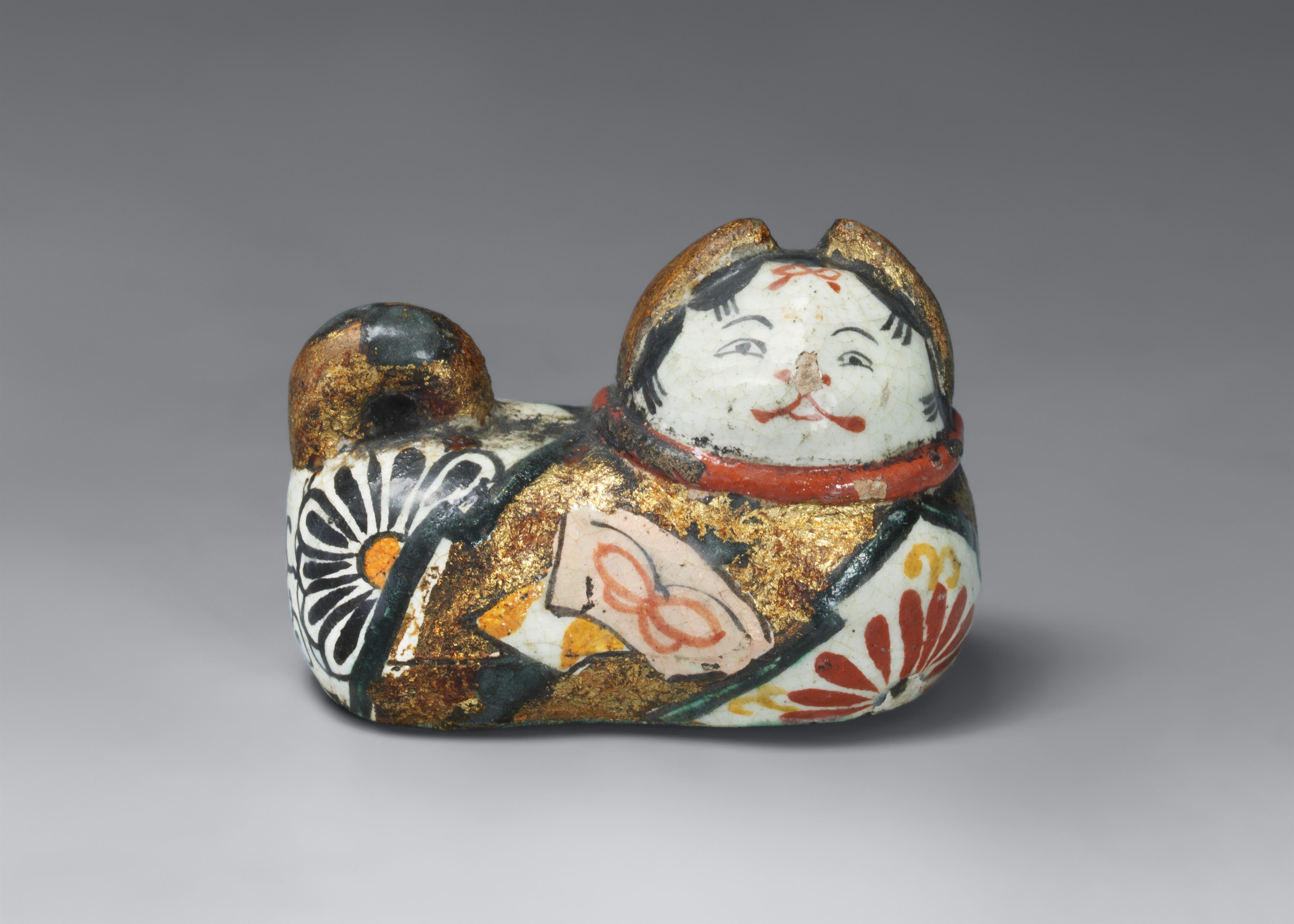 A rare ceramic netsuke of an inubako in the style of Ritsuô. Glazed and lacquered stoneware. 18th century - image-1