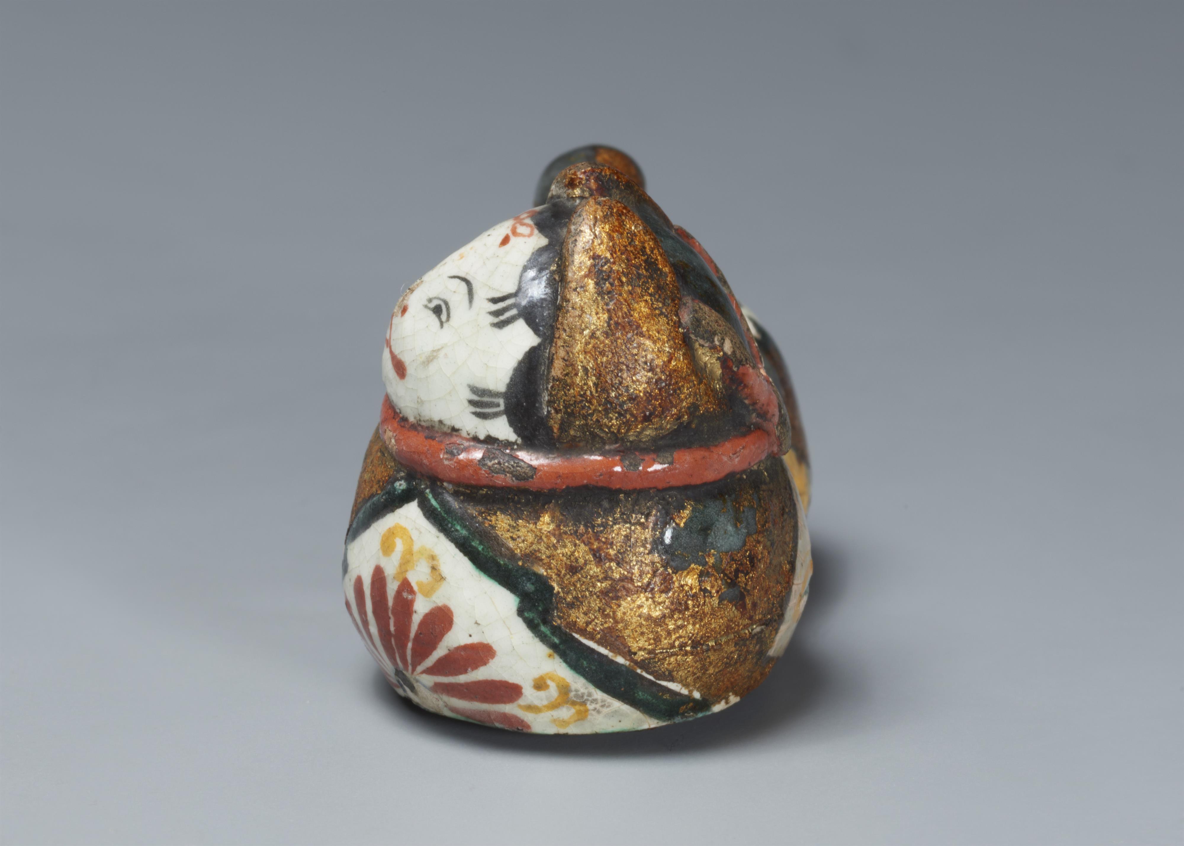 A rare ceramic netsuke of an inubako in the style of Ritsuô. Glazed and lacquered stoneware. 18th century - image-3