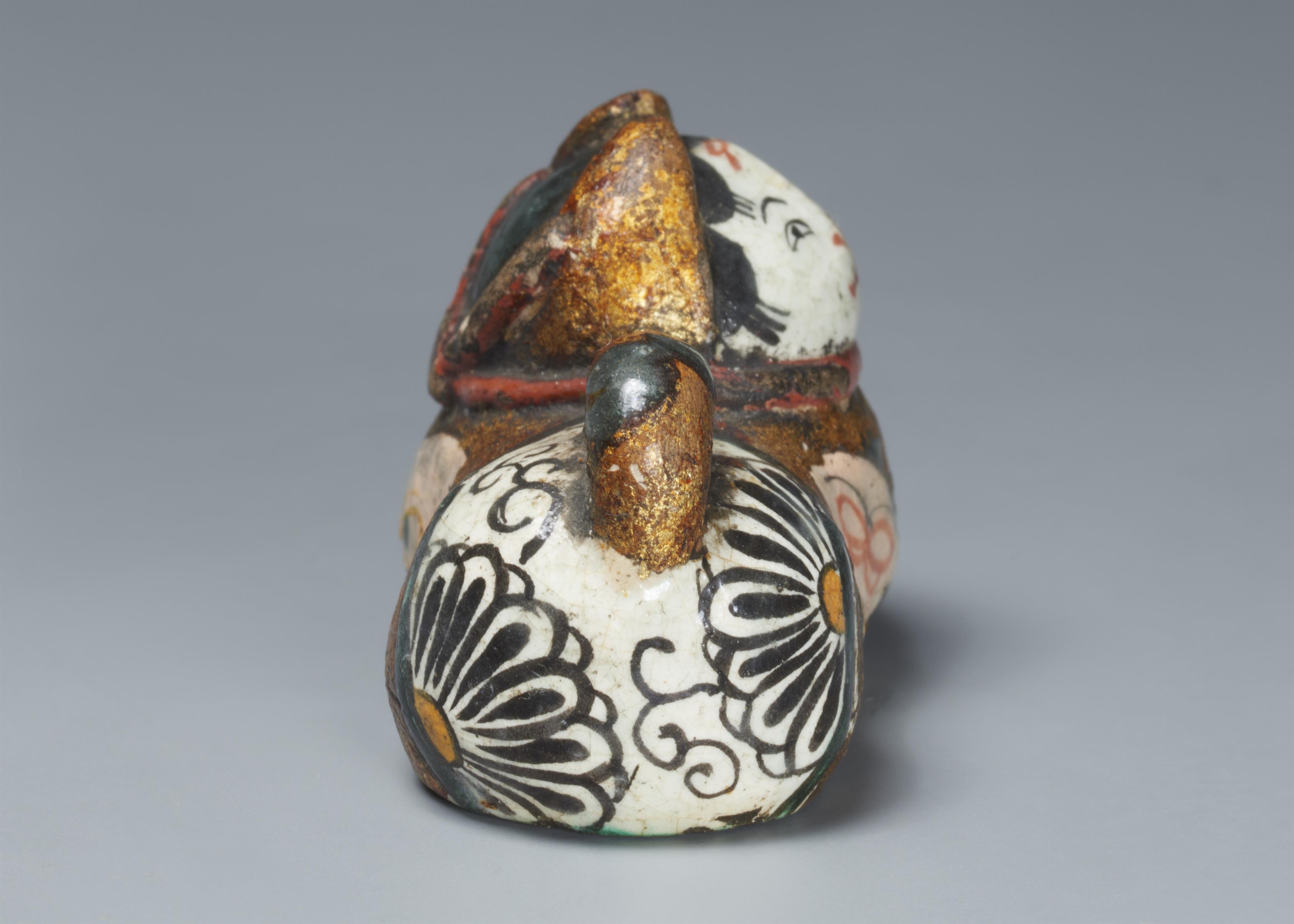 A rare ceramic netsuke of an inubako in the style of Ritsuô. Glazed and lacquered stoneware. 18th century - image-4