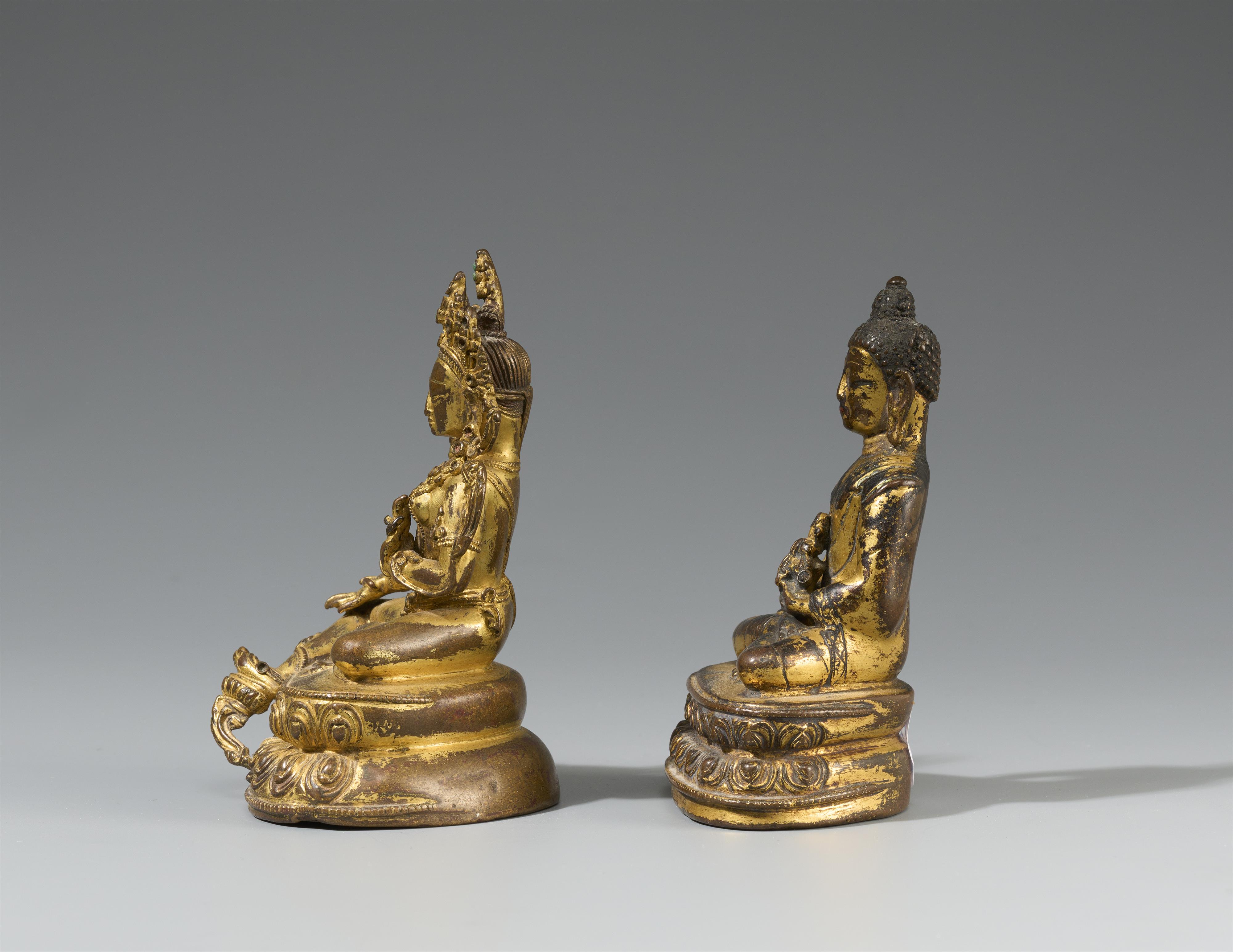 A gilt bronze figure of Shakyamuni buddha and of Shyamatara. Tibet, 17th and 19th century - image-2