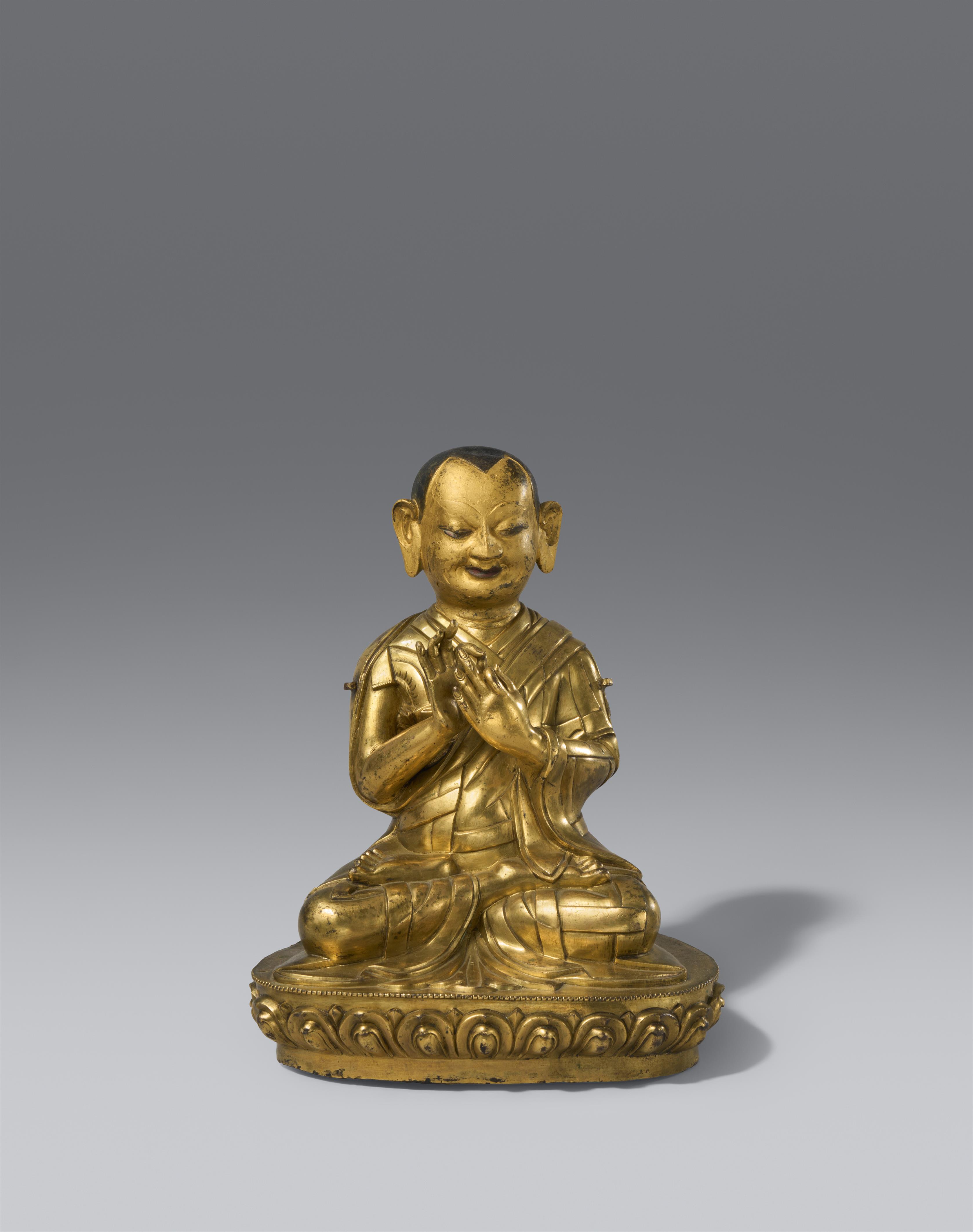 Große Figur eines Lama. Feuervergoldete Bronze. Tibet. 17./18. Jh. - image-1