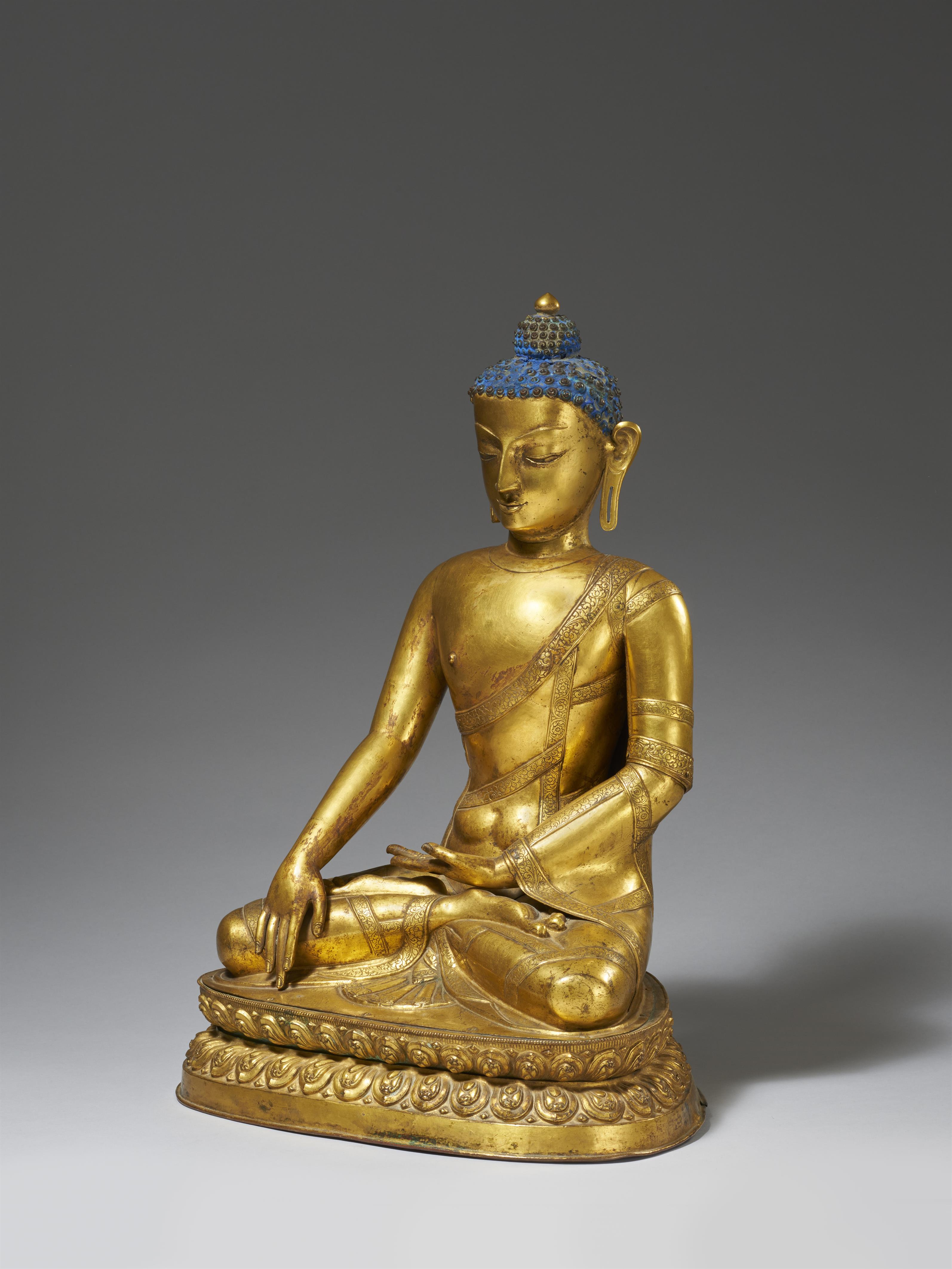 Große Figur des Tathagata Shakyamuni (Shakya Thub-pa). Kupfer-Repoussé, vergoldet. Tibet, 19. Jh. - image-2