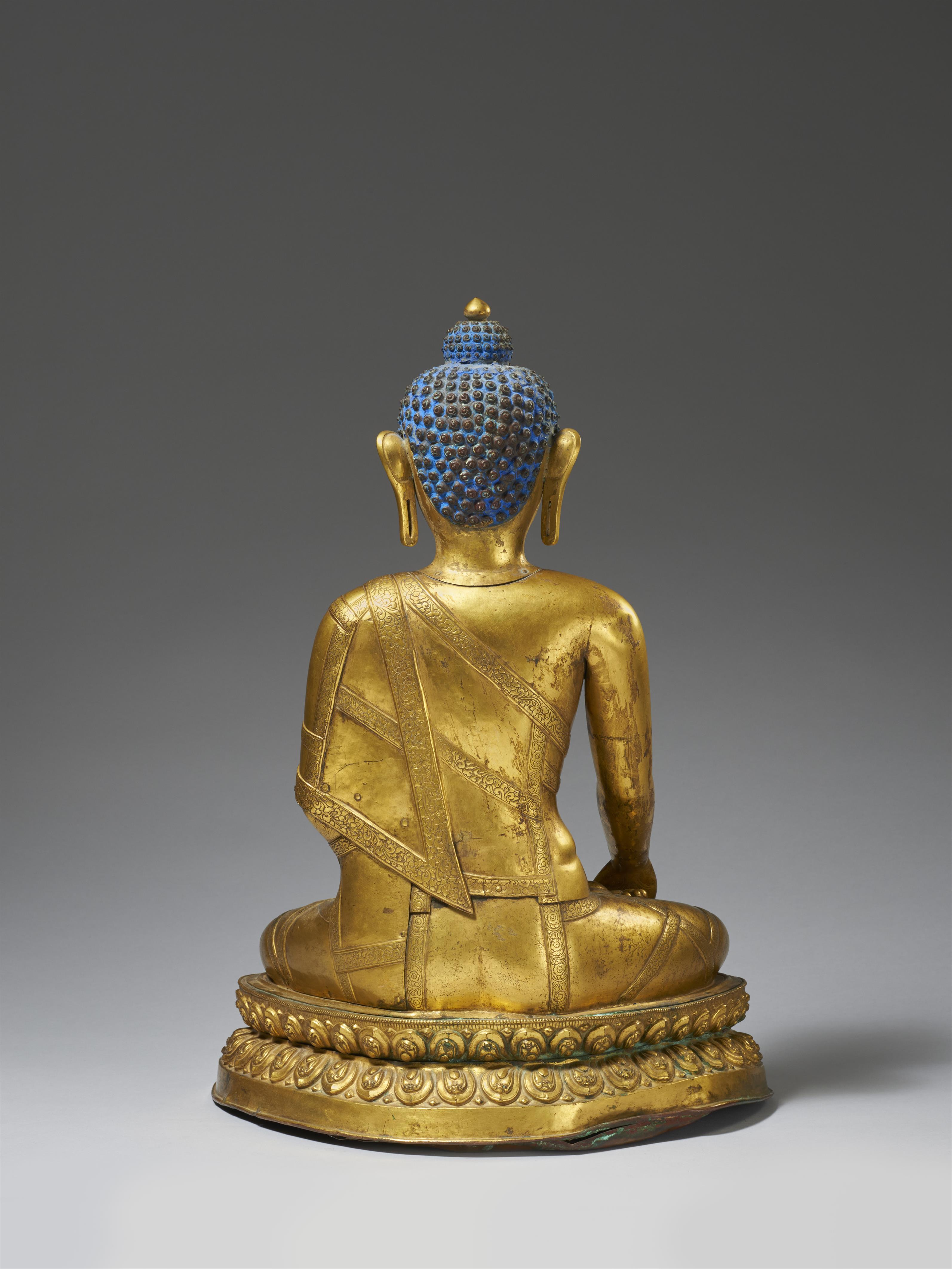 Große Figur des Tathagata Shakyamuni (Shakya Thub-pa). Kupfer-Repoussé, vergoldet. Tibet, 19. Jh. - image-3