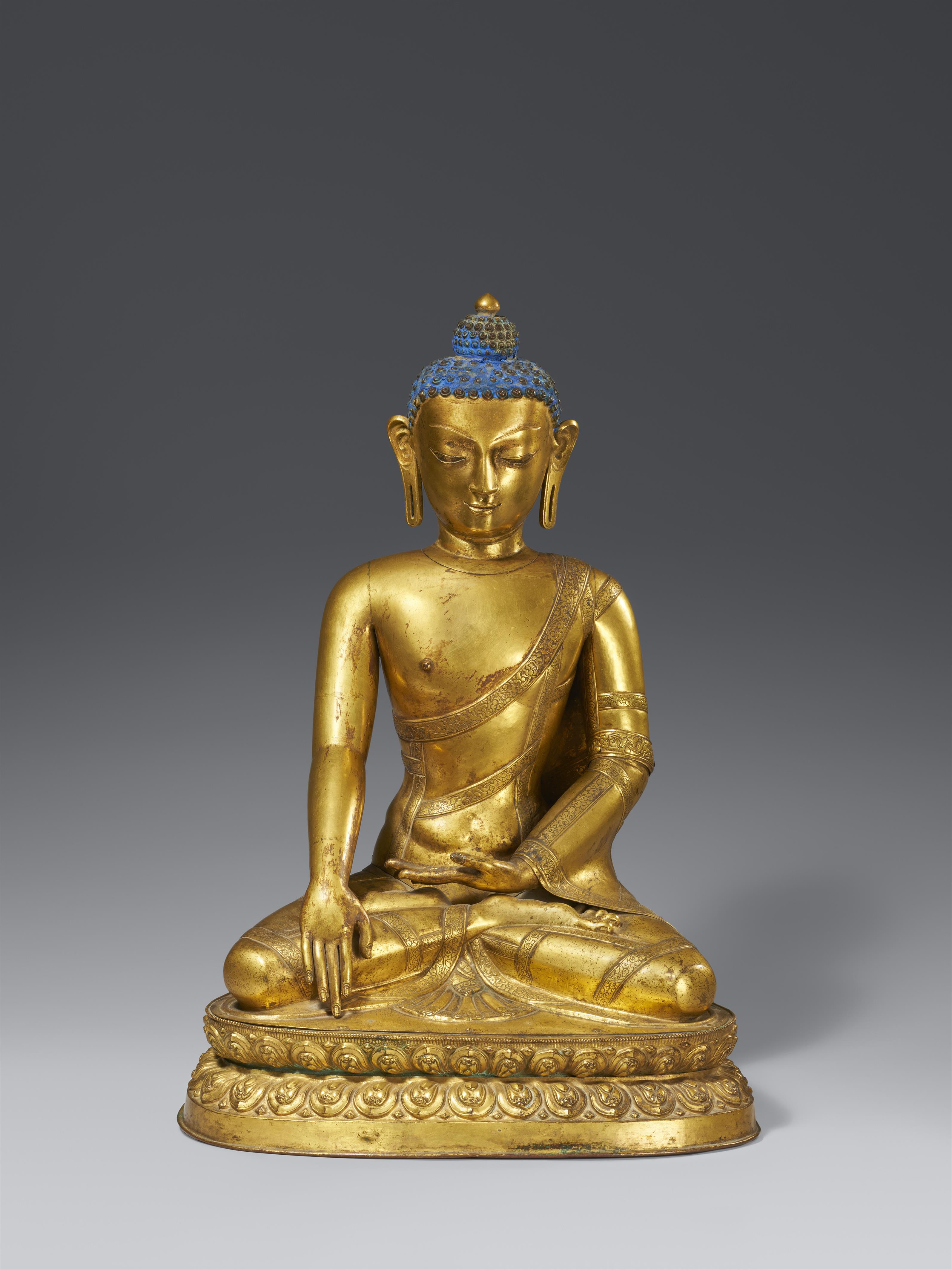 Große Figur des Tathagata Shakyamuni (Shakya Thub-pa). Kupfer-Repoussé, vergoldet. Tibet, 19. Jh. - image-1