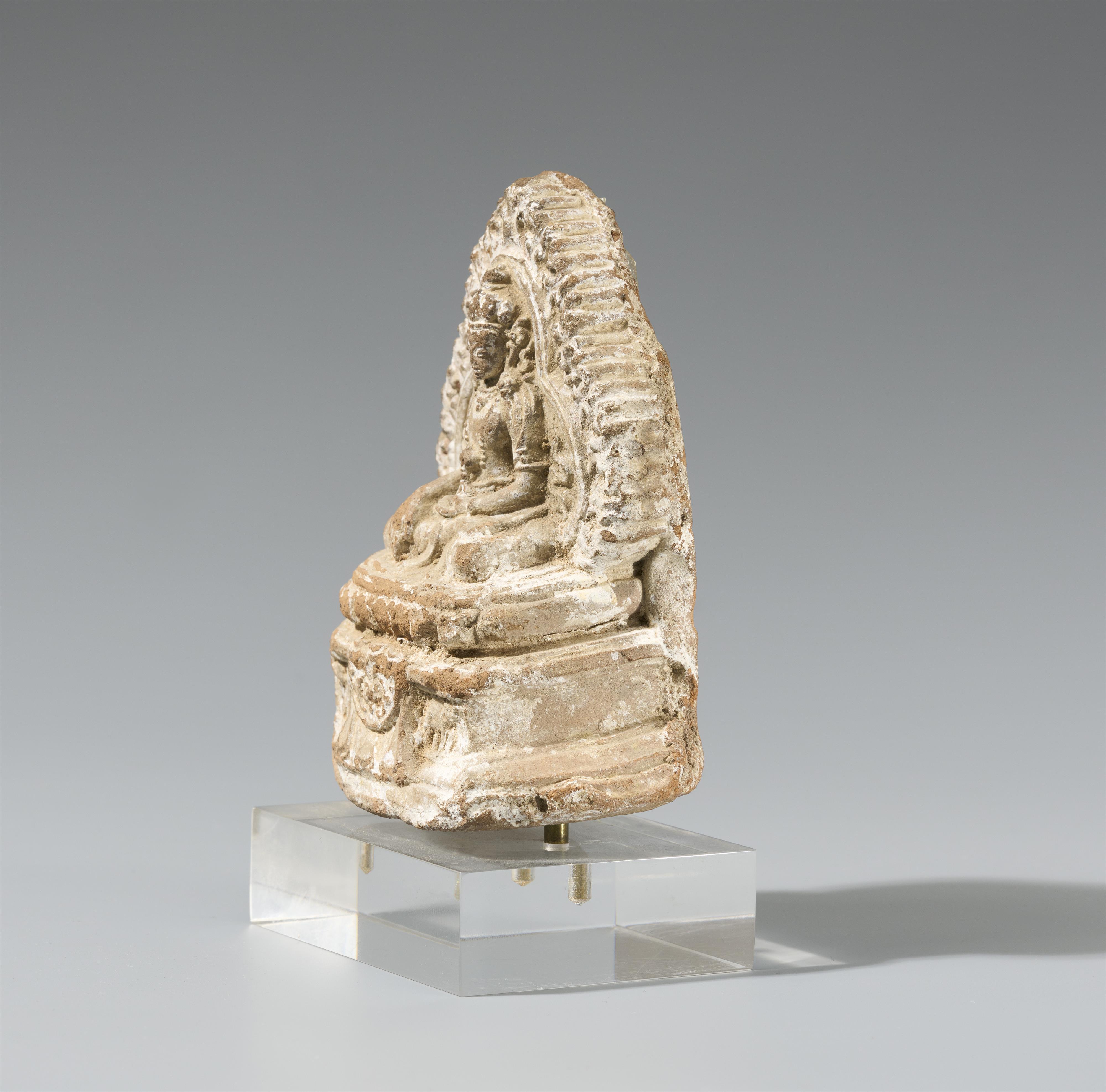 Kleines Votiv-Relief (tsa tsa). Terracotta. Tibet, 18. Jh. - image-2