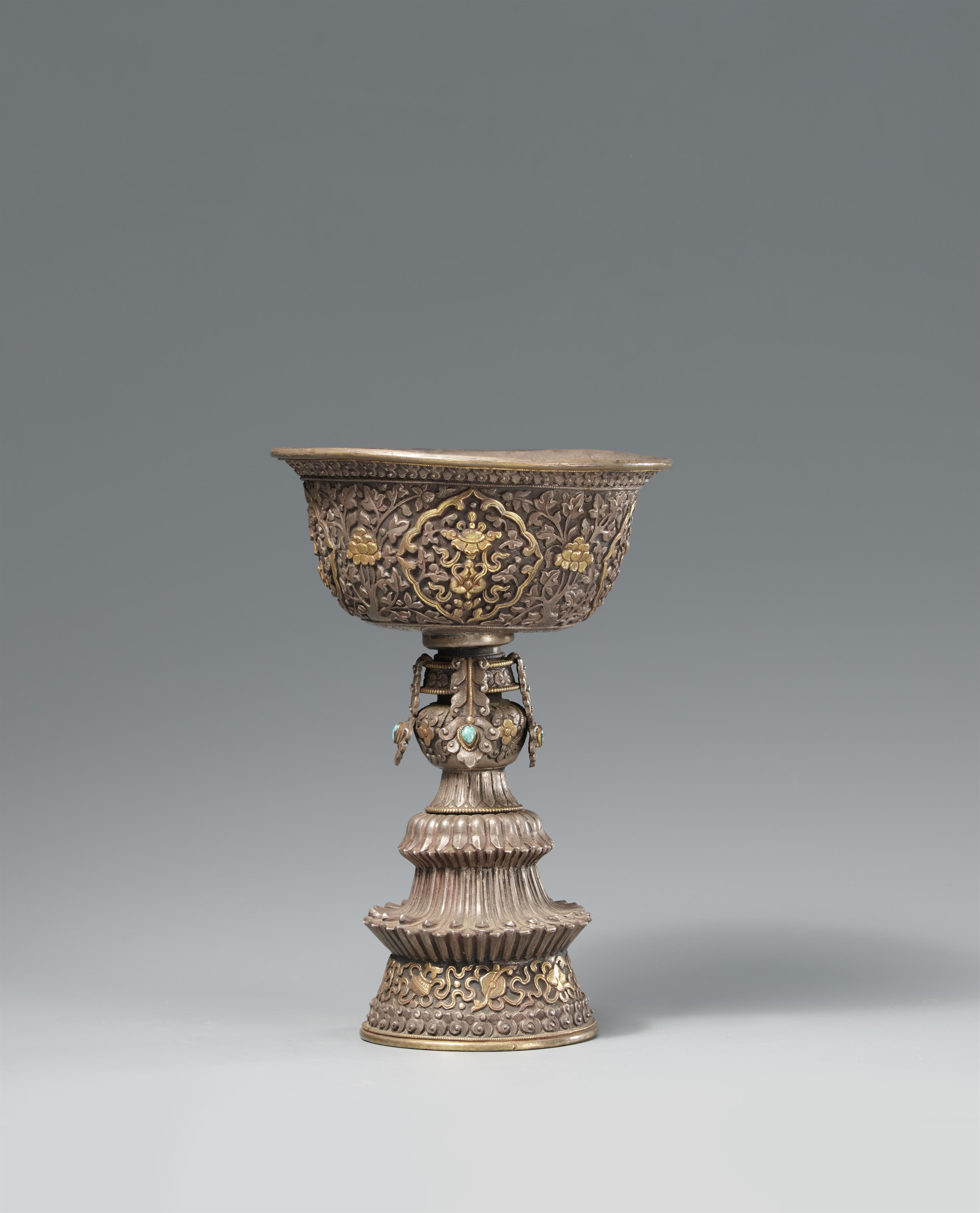 Butterlampe (Opferlampe) mit bajixiang für den Tempelaltar. Silber mit Türkiseinlagen. Tibet, 19. Jh. - image-4