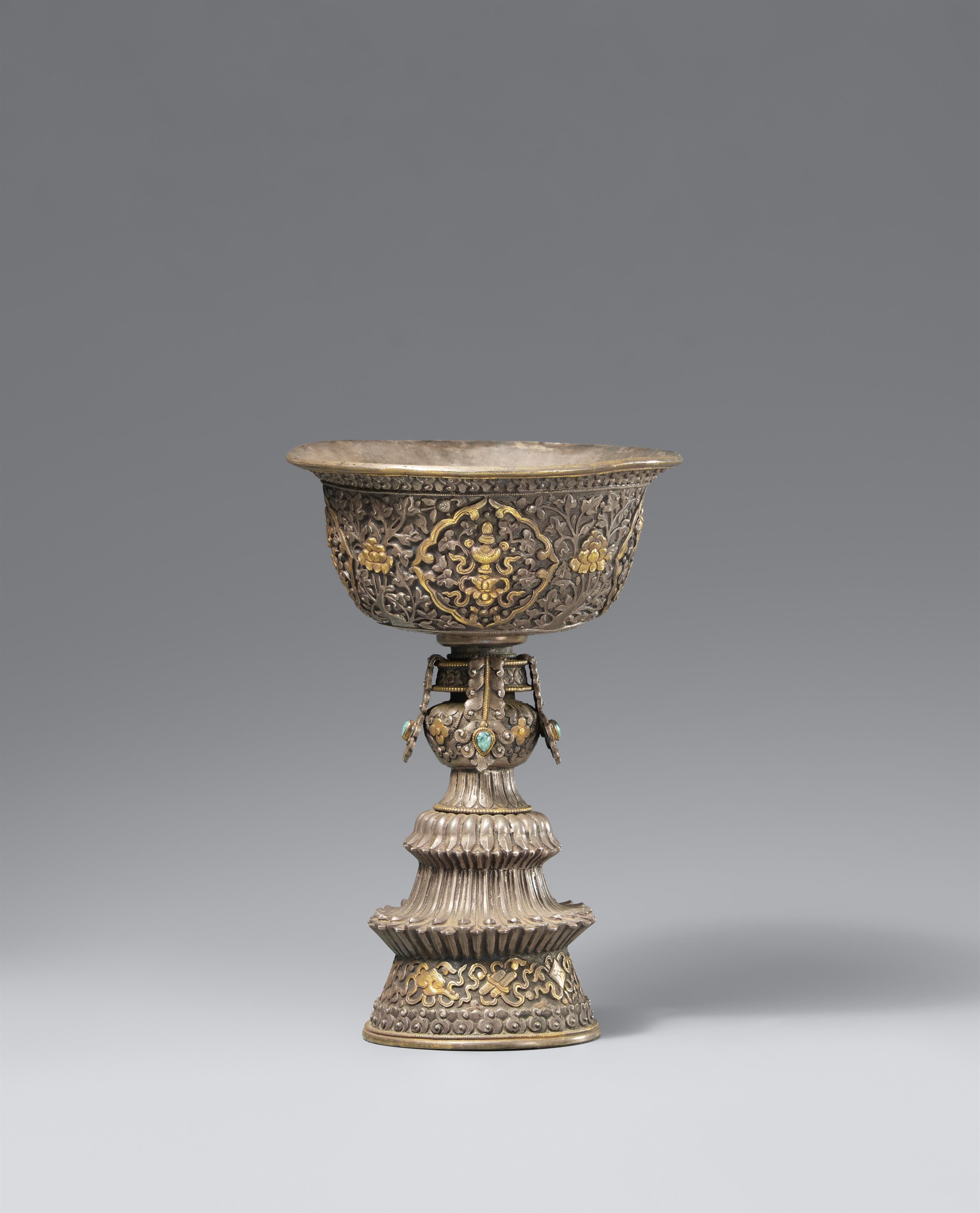 Butterlampe (Opferlampe) mit bajixiang für den Tempelaltar. Silber mit Türkiseinlagen. Tibet, 19. Jh. - image-1