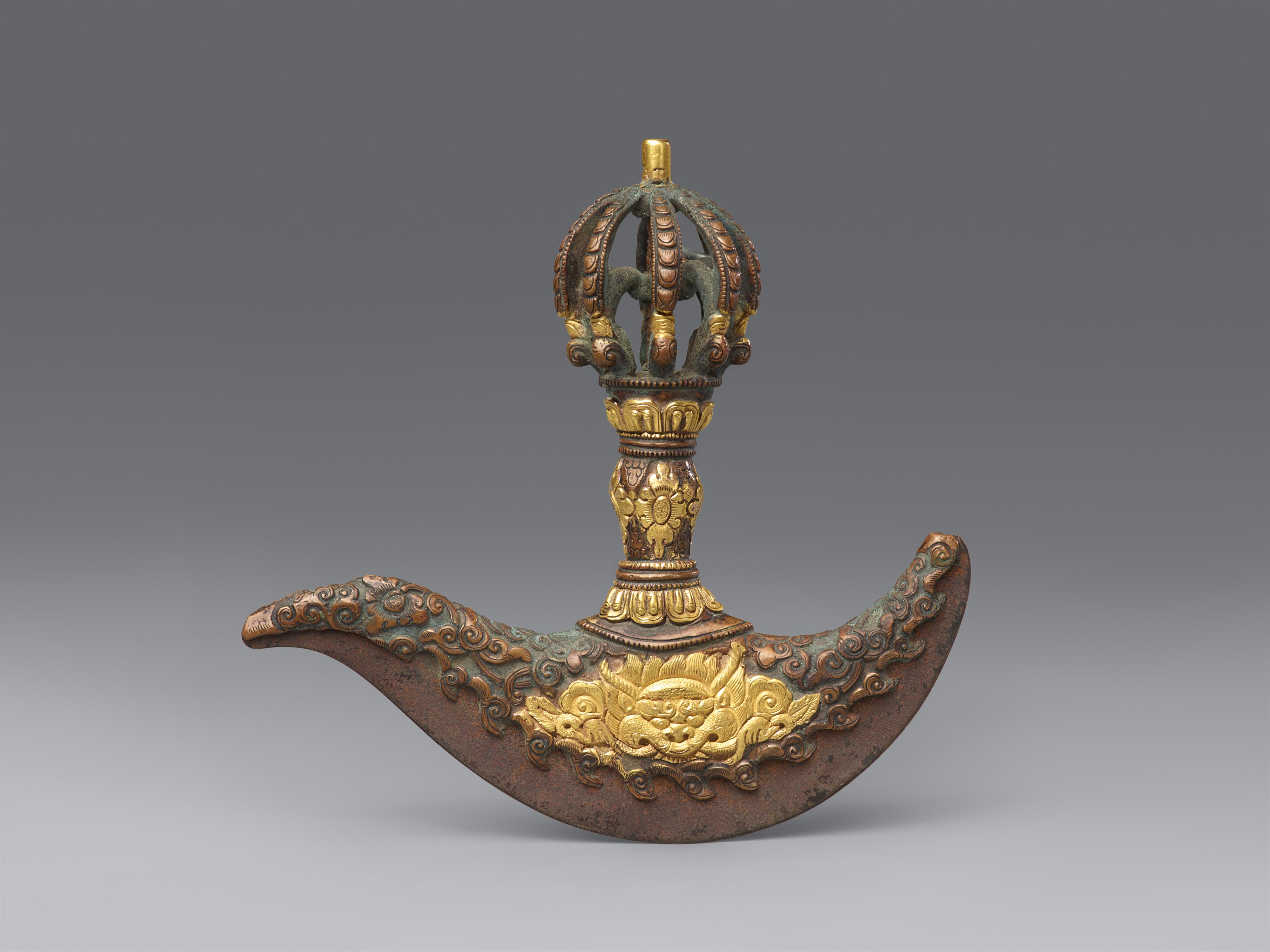 A chopper knife (kartrika). Iron with gilt copper overlays. Tibet, 18th/19th century - image-1