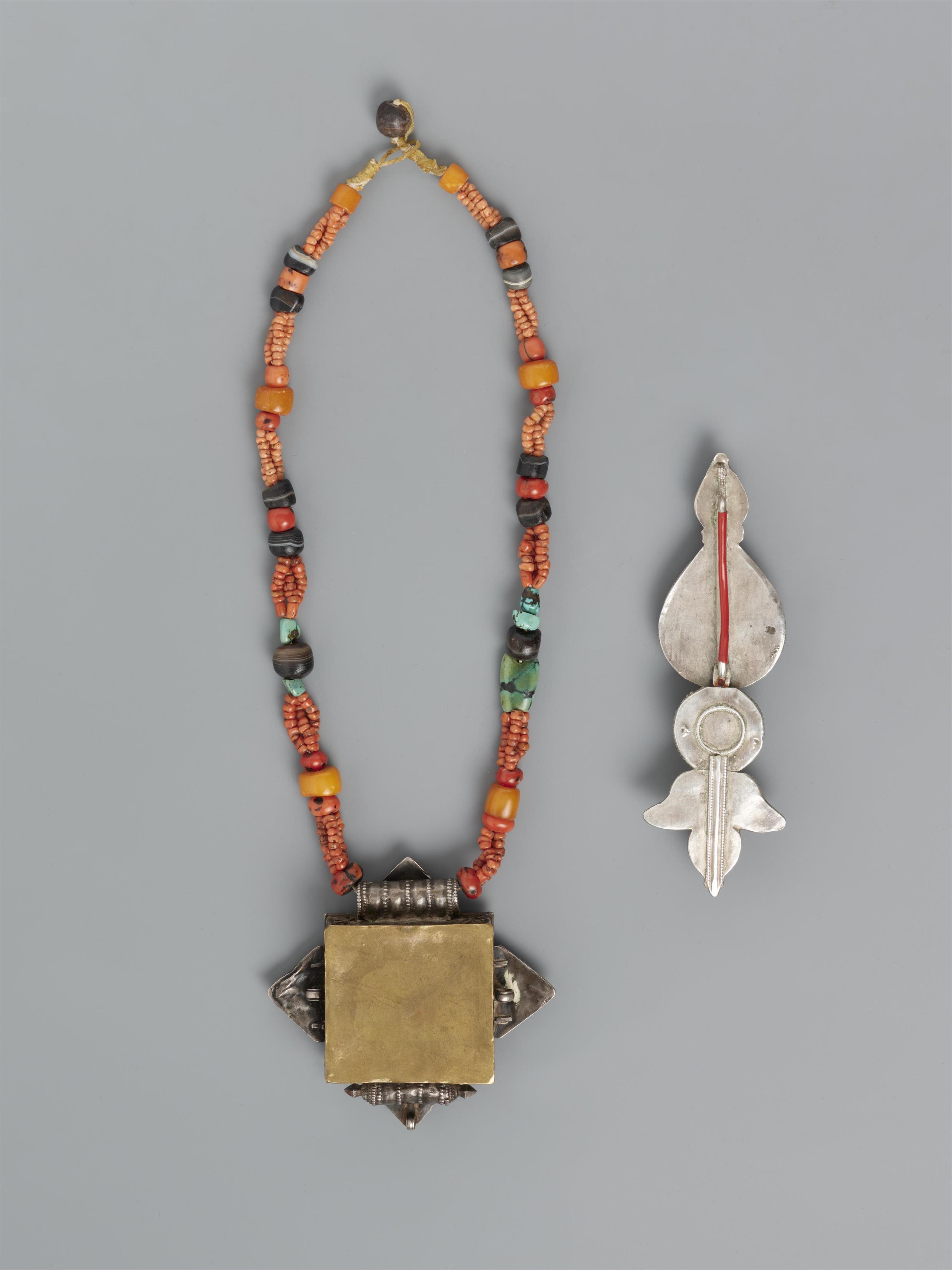 A woman's necklace with a turquoise-inlaid amulet box (ga'u thub zhi) and an ear jewellery (akor). Silver, turquoise, coral. Tibet, 19th/20th century - image-2