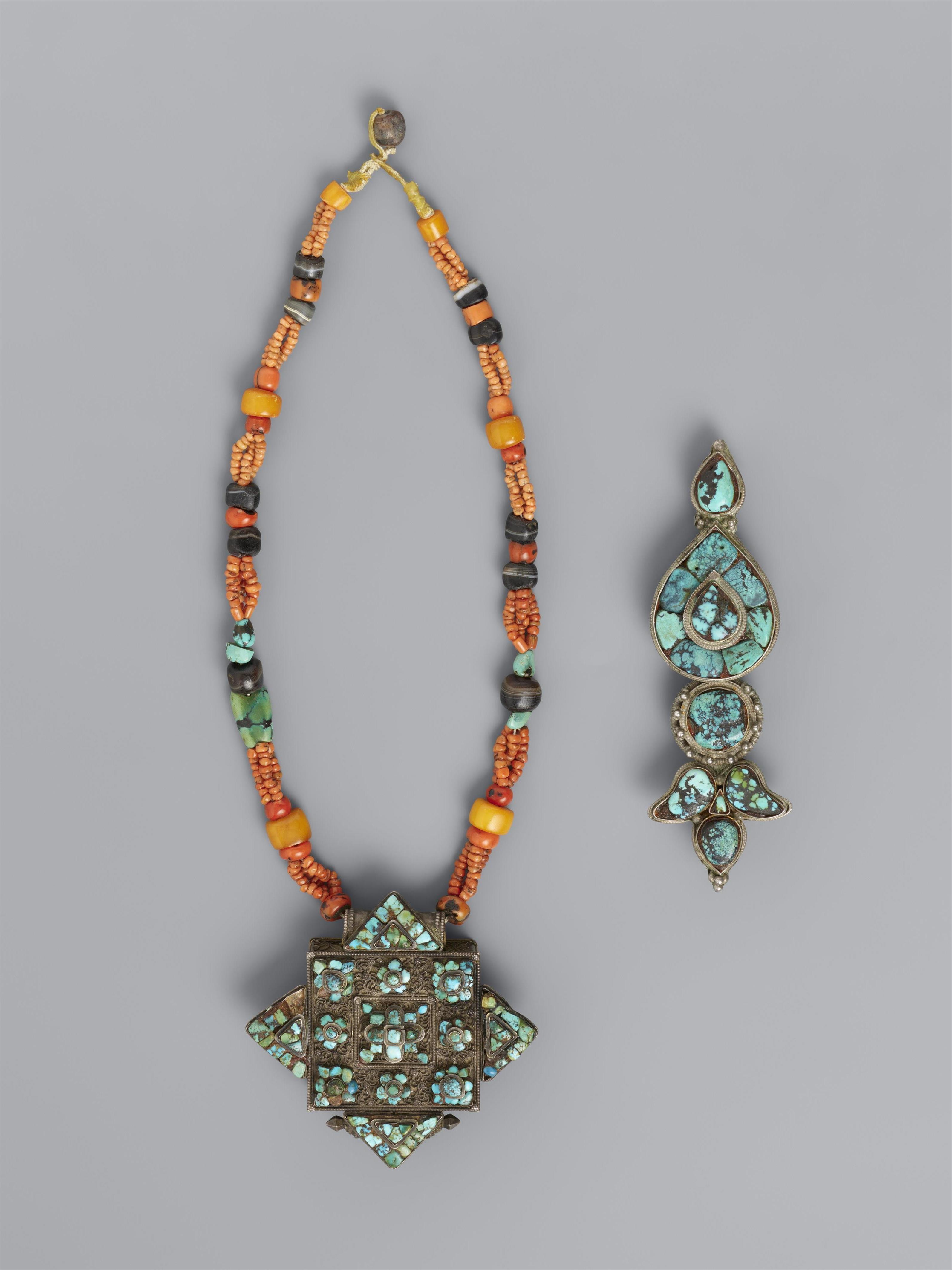 A woman's necklace with a turquoise-inlaid amulet box (ga'u thub zhi) and an ear jewellery (akor). Silver, turquoise, coral. Tibet, 19th/20th century - image-1