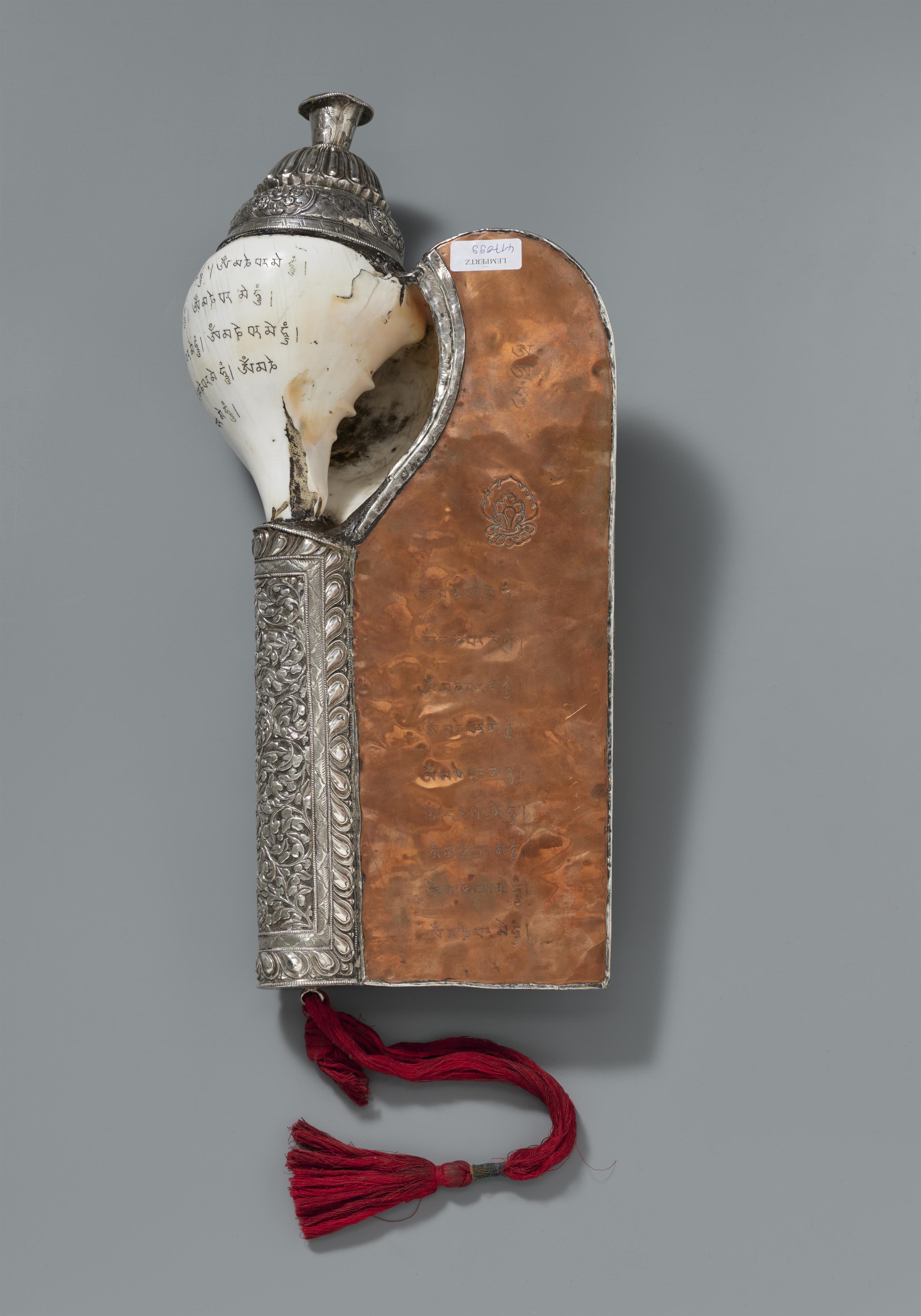 Große Meeresschneckentrompete (dung dkar) mit Inschrift und Silbermontierung. Tibet, 18./19. Jh. - image-2