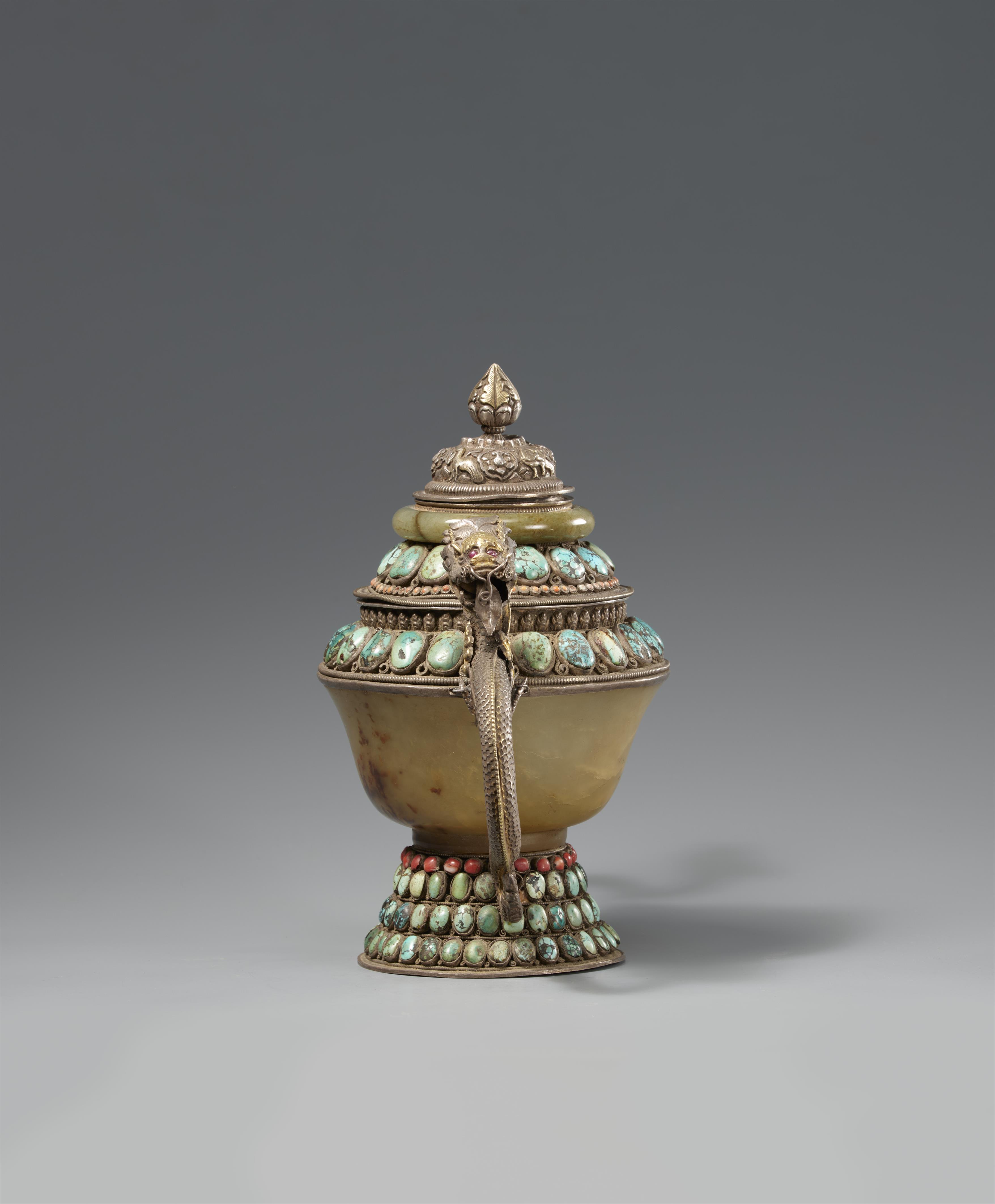 A silver-mounted and inlaid turquoise, coral and jade-embellished bowl and cover. Tibet, 19th/20th century - image-2