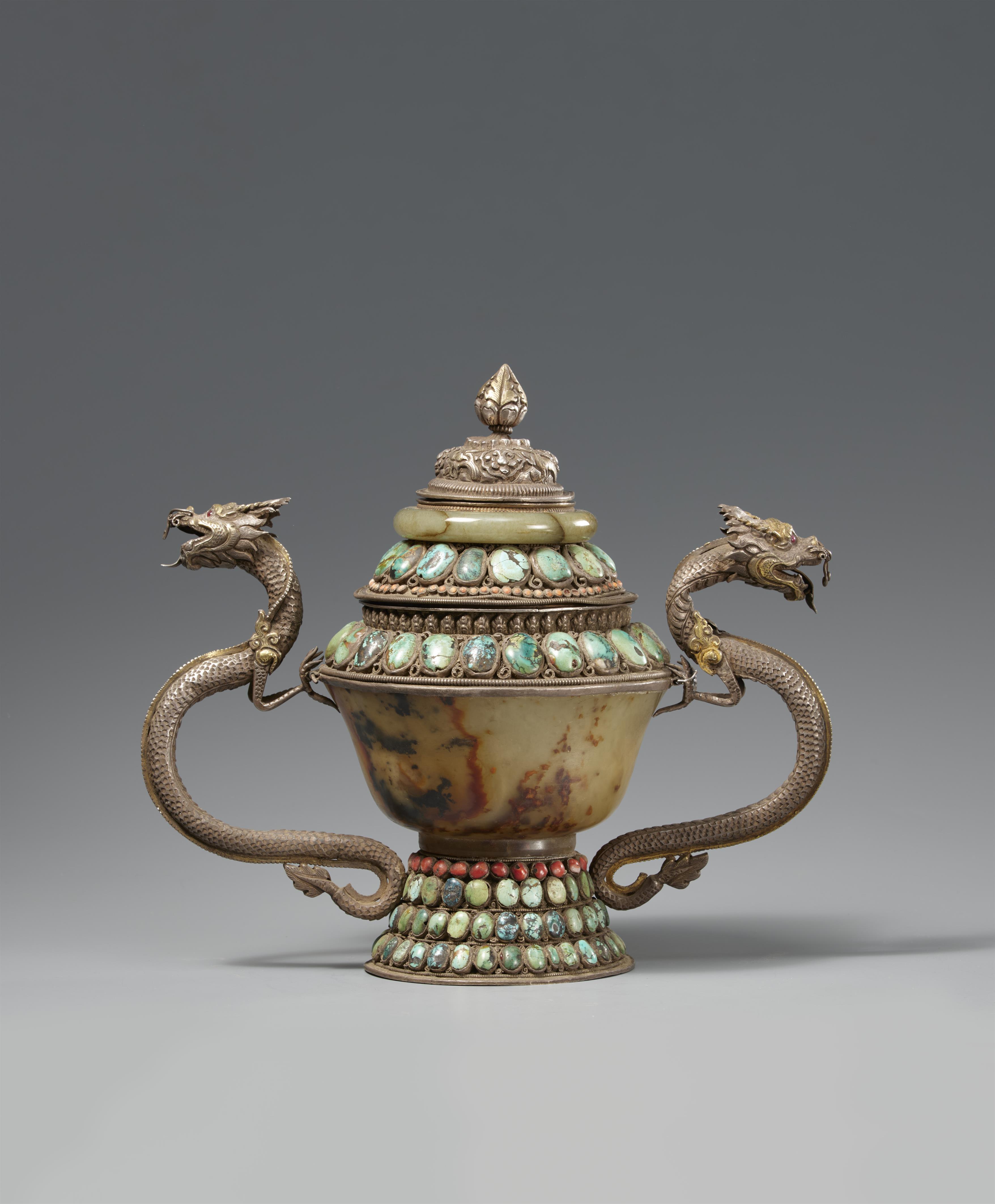 A silver-mounted and inlaid turquoise, coral and jade-embellished bowl and cover. Tibet, 19th/20th century - image-3