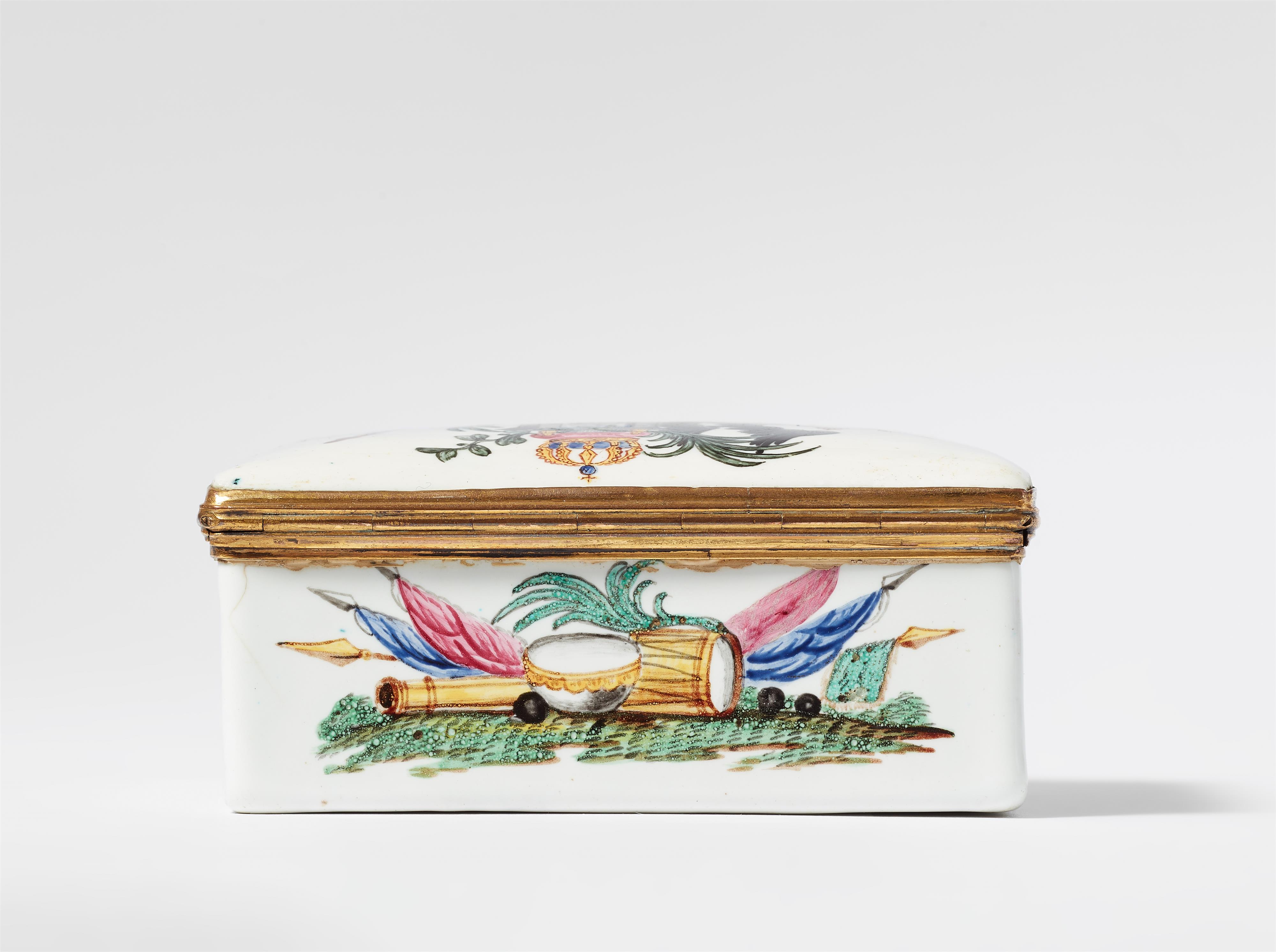 A Berlin enamel snuff box with war trophy motifs - image-5